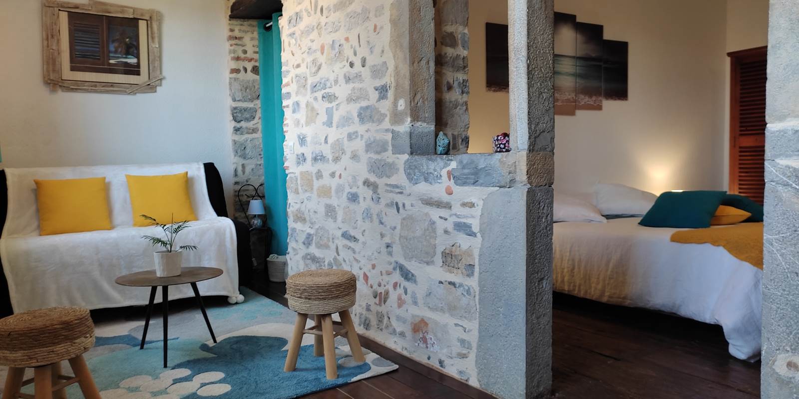 Espace salon confortable rempli de charme et de sérénité