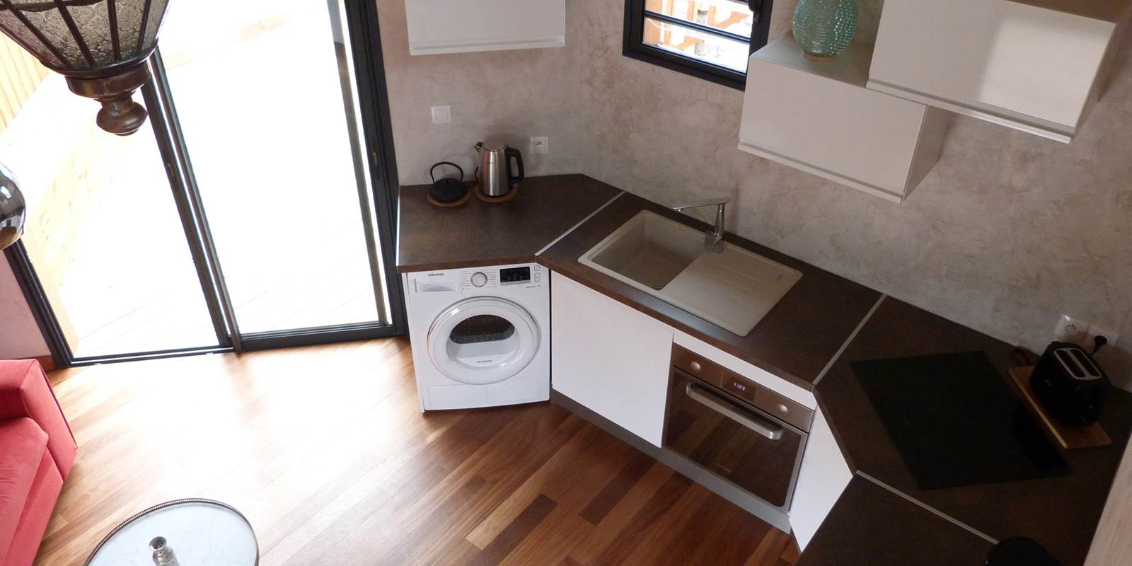 L'Orée du Maïdo - vue coin cuisine  en plongée avec accès terrasse