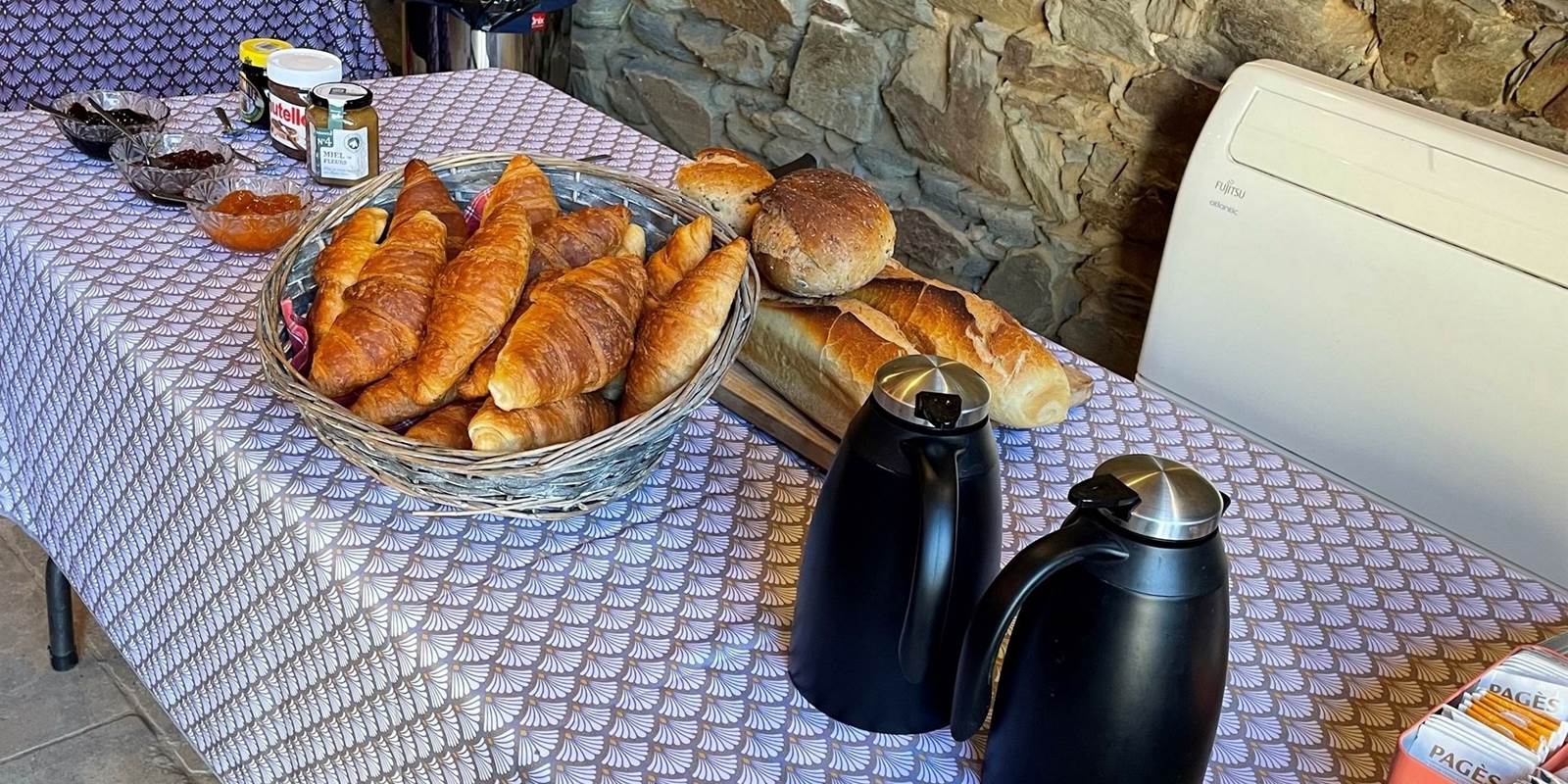 Petit déjeuner copieux : croissants et viennoiseries frais