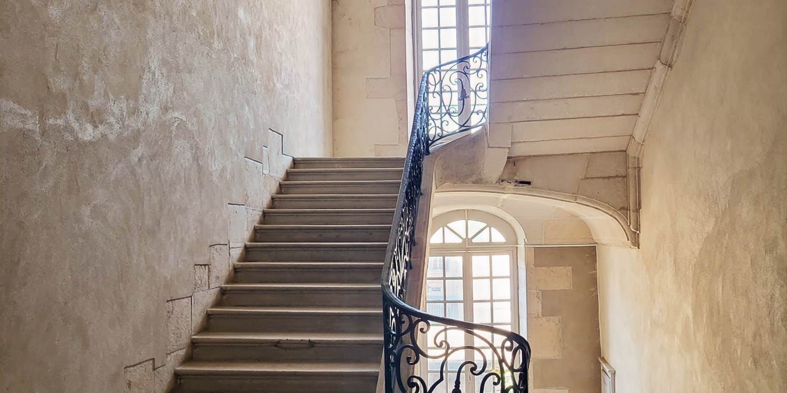 maison-jazey-escalier-pierre-hotel-particulier