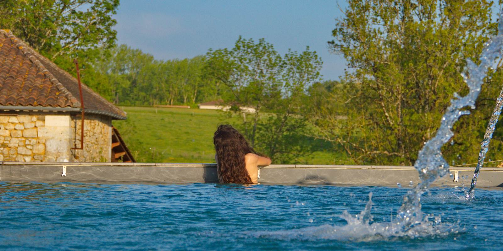 Piscine Chauffée 4 x 14 m / Volet roulant Immergé / Deux Cascades massantes