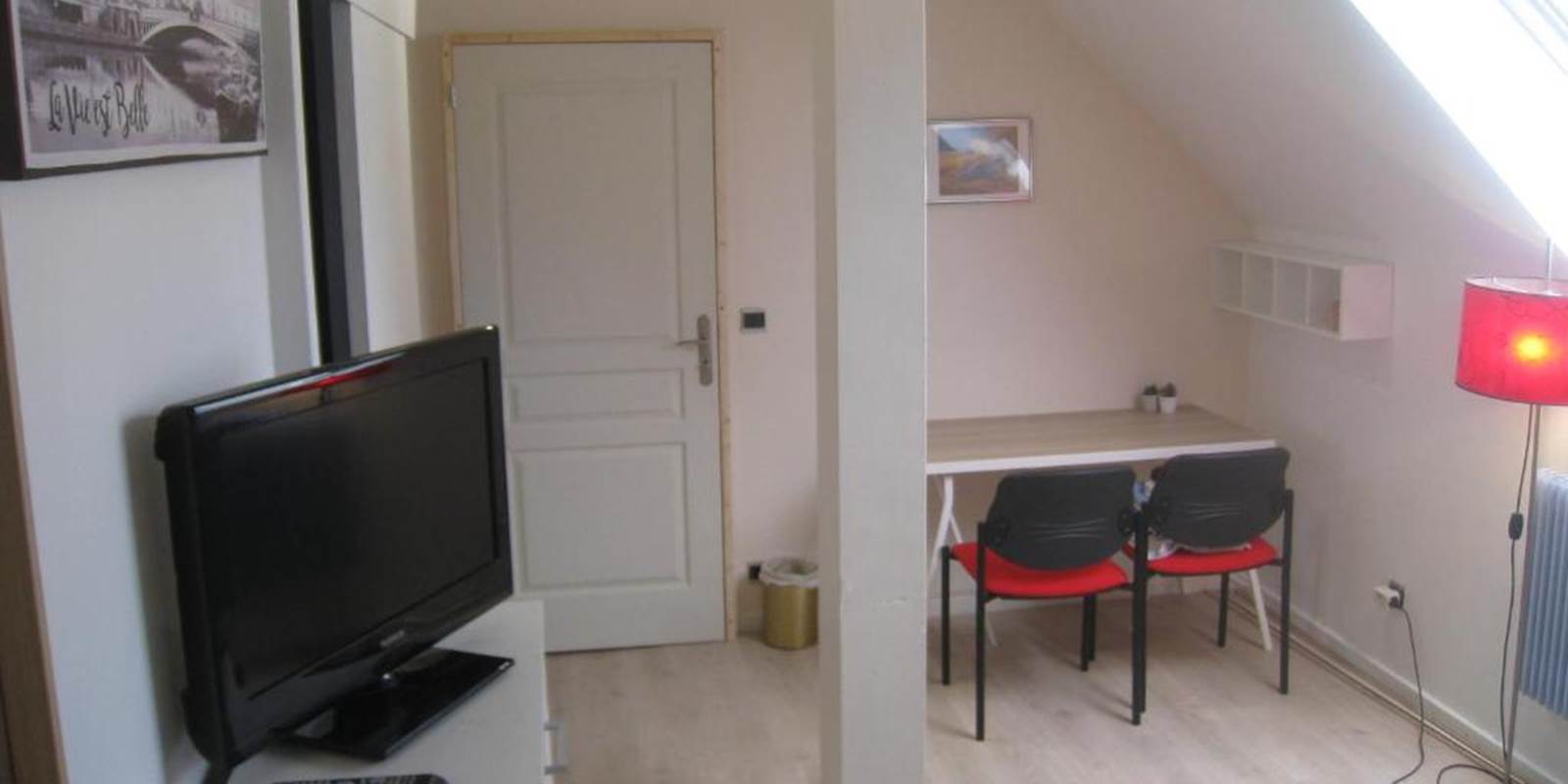 CHAMBRES-GUEBWILLER-Chambre-Double-avec-Salle-de-Bains-Privative-2-personnes-Bureau