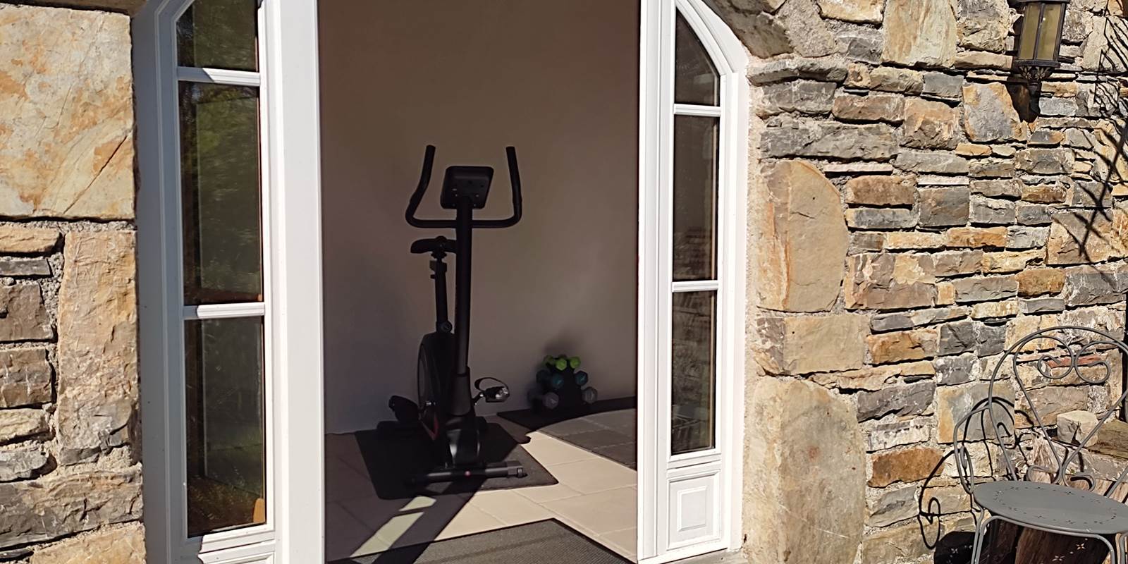 Chambres d'hôtes l'Amphitryon - Salle de fitness avec vue sur le jardin
