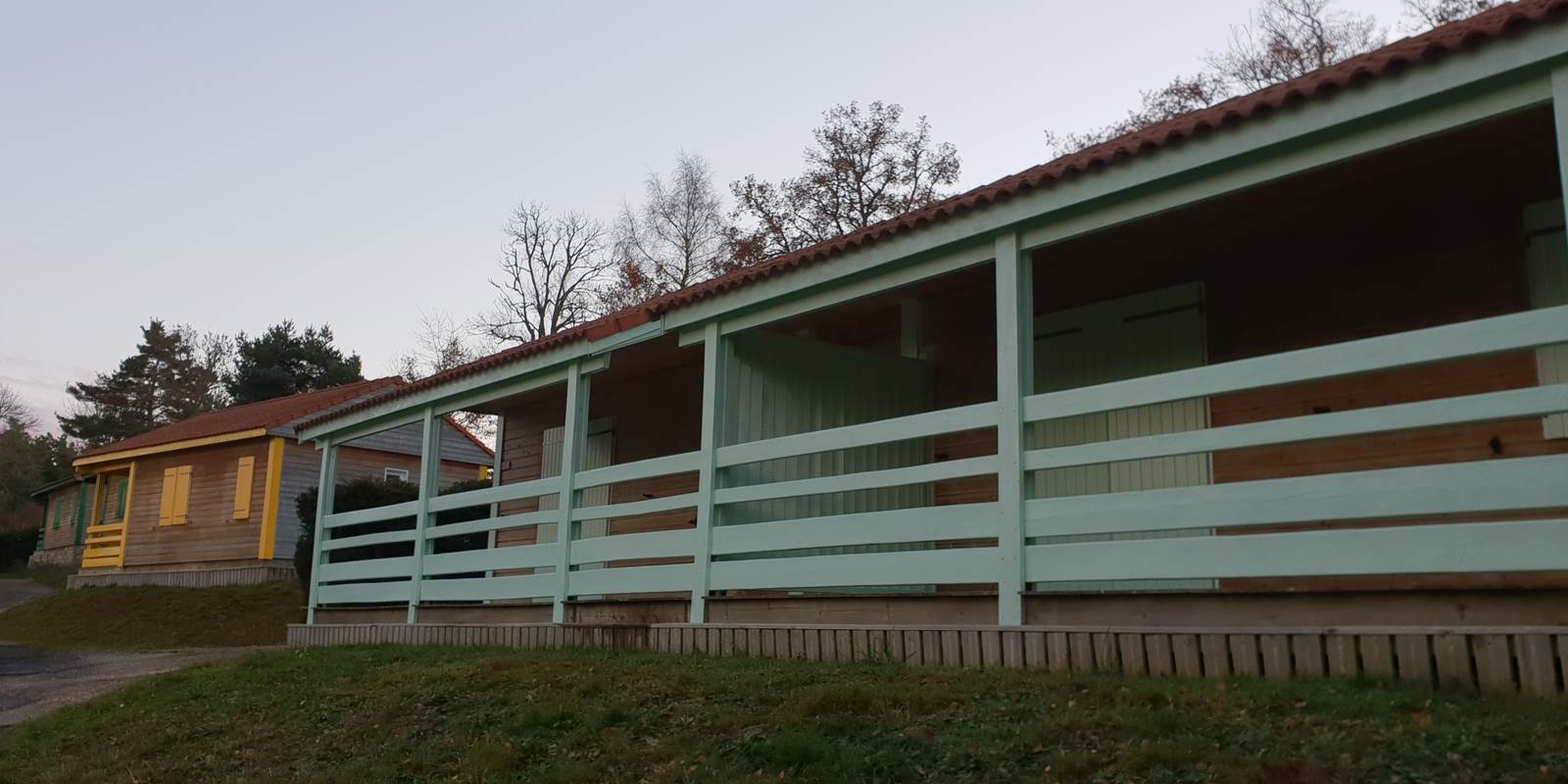 2 chalets jumelés et terrasse double avec claustra mobile