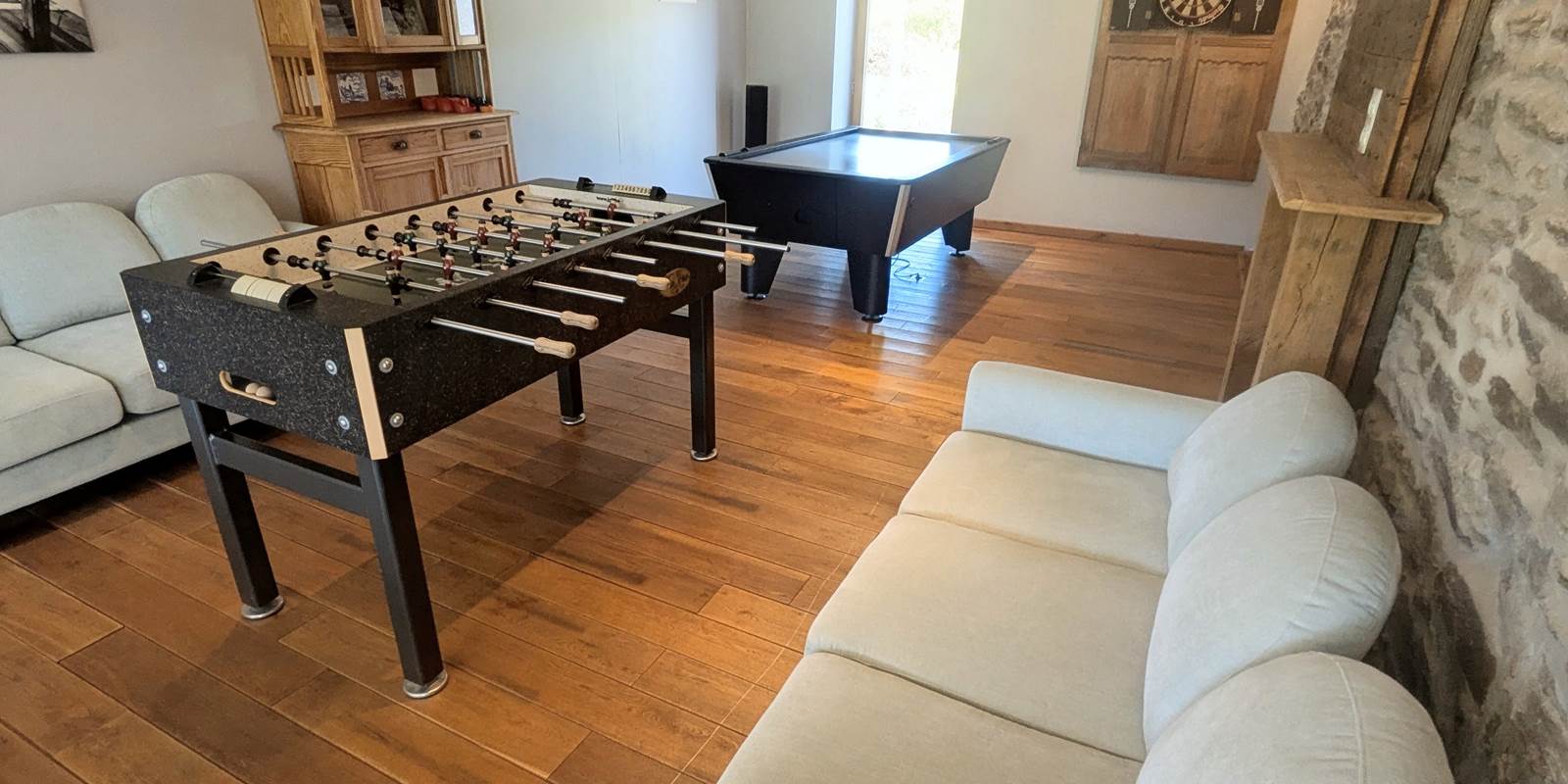 alt="Kicker dans la salle de jeux du gîte familial pour séjours en groupe et vacances en famille"