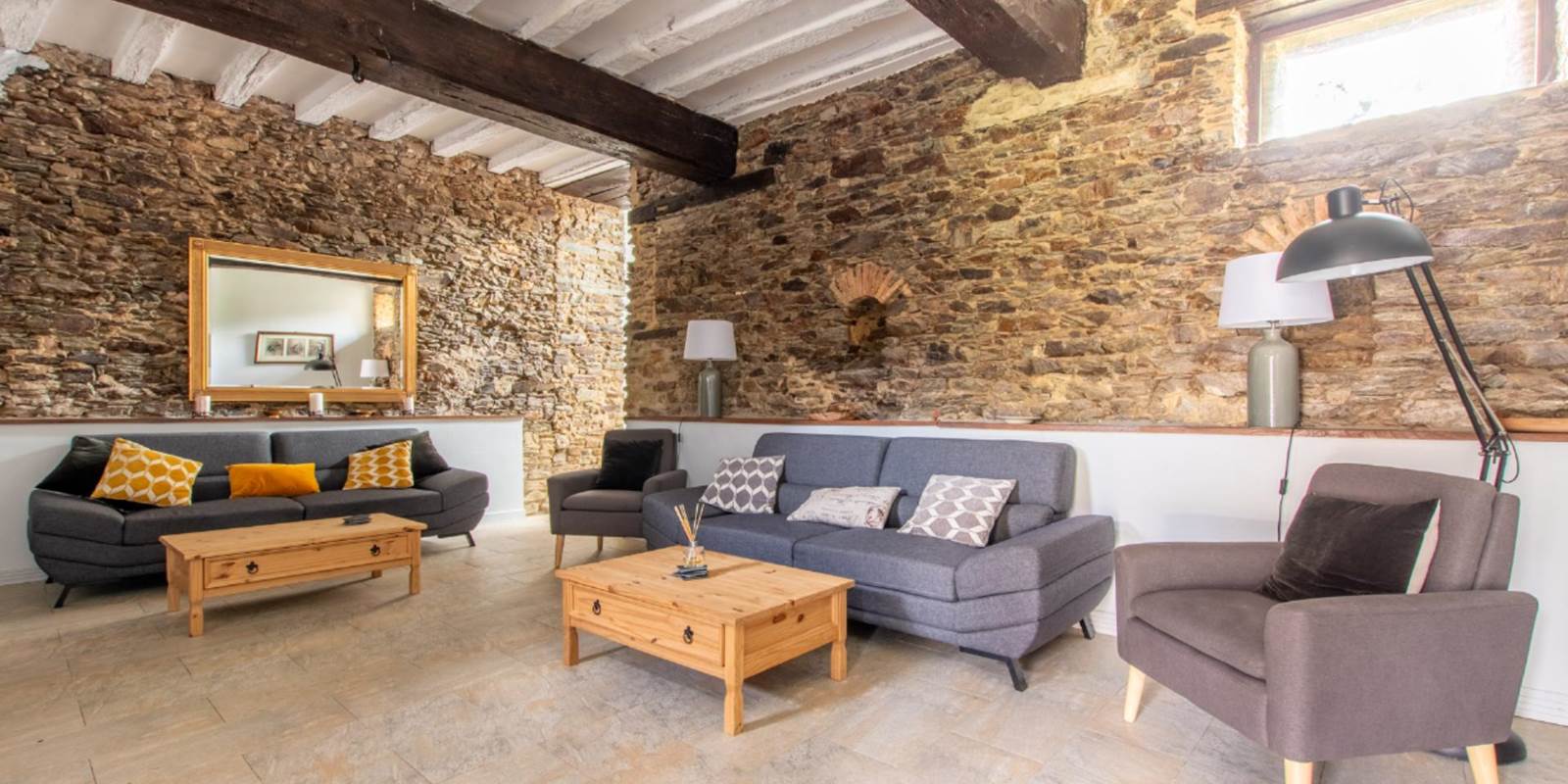 Bramley : vaste salon pierres et poutres apparentes