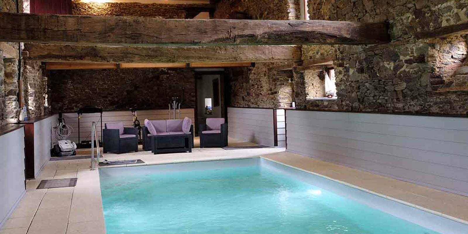 Espace détente au bord de la piscine