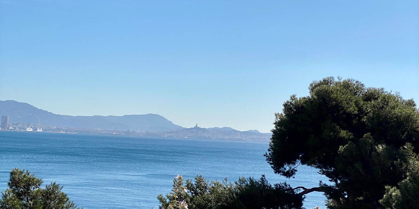 Du côté de Cassis à 45 mn ou beaucoup moins en louant un bateau devant la maison!