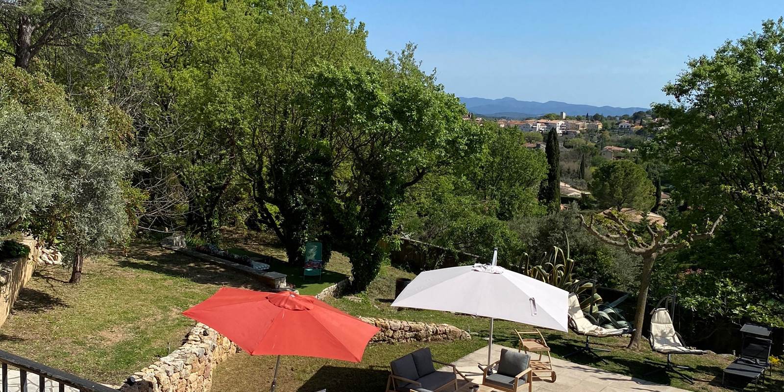 Piscine vue sur le village de flayosc