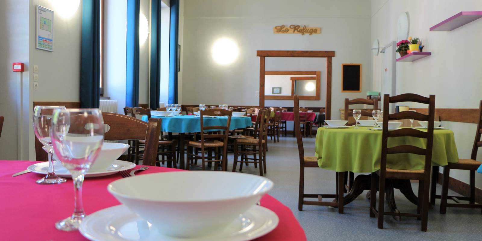 05 le refuge SALLE A MANGER