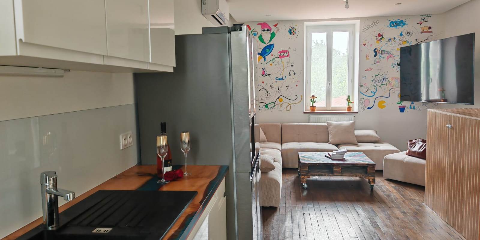 Les Spas Insolites, cuisine et salon du nouveau gîte