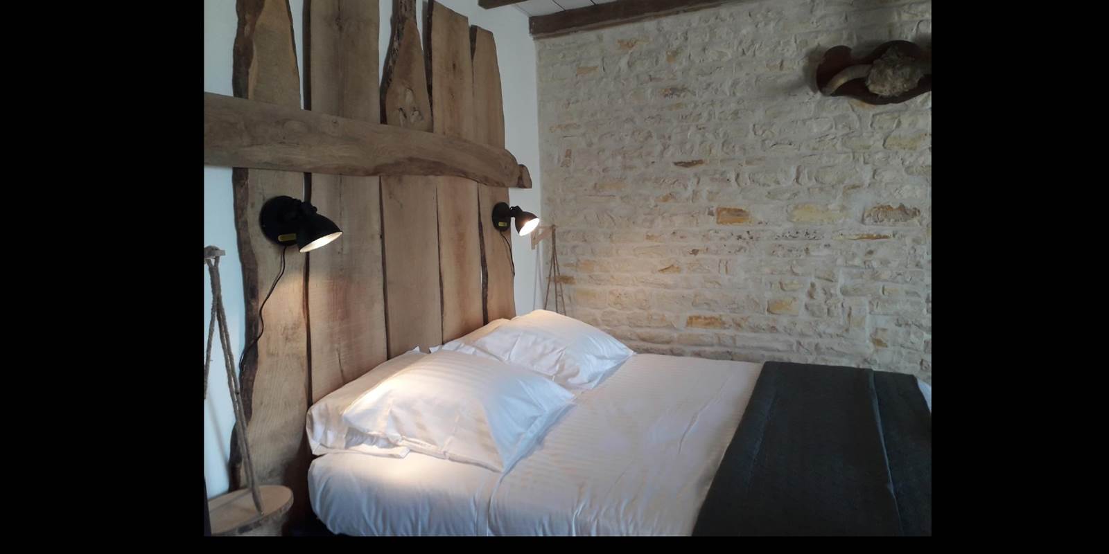 Literie neuve 160 qualité hotelière, tablettes suspendues et éclairage sensitif