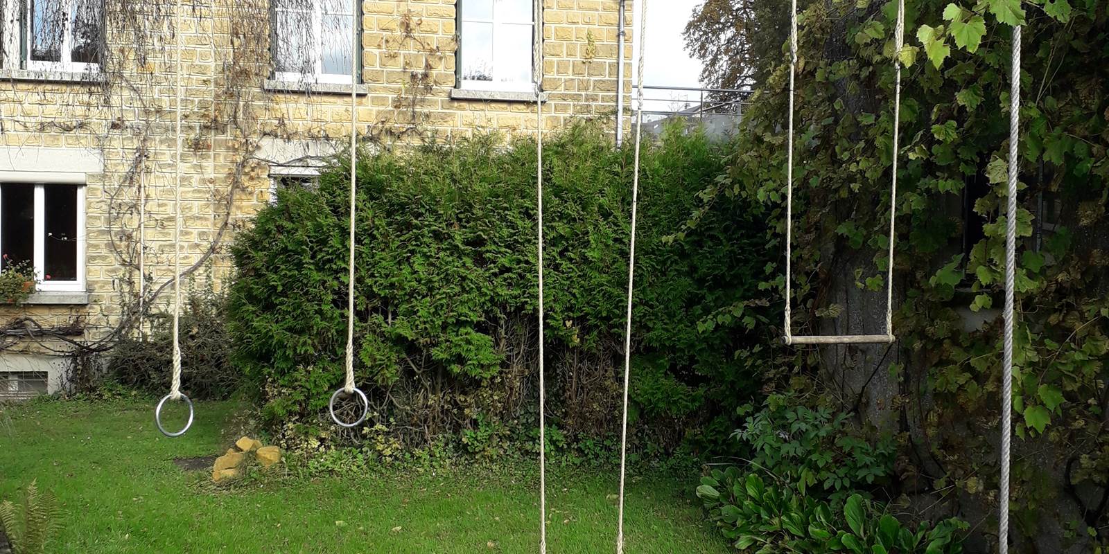 Jardin de la propriété avec son portique
