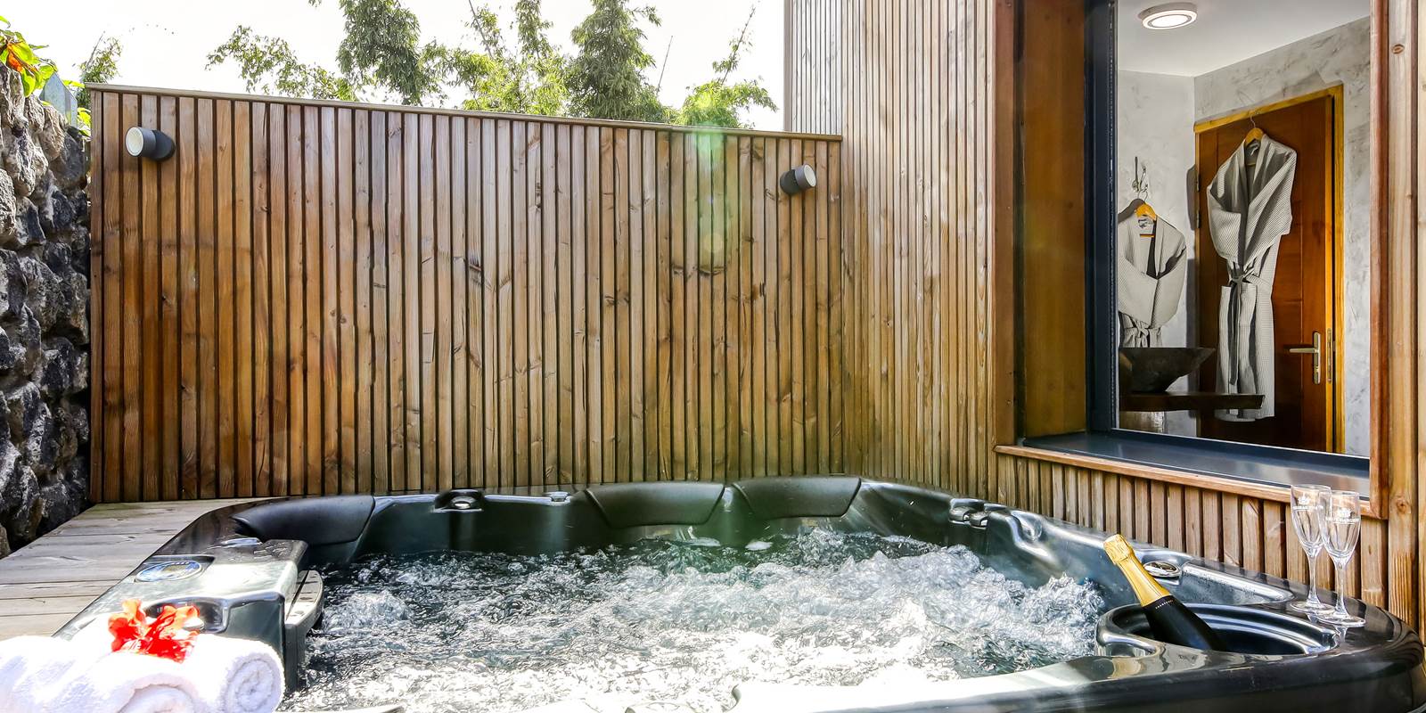 L'Orée du Maïdo - jacuzzi encastré donnant sur la salle de bain