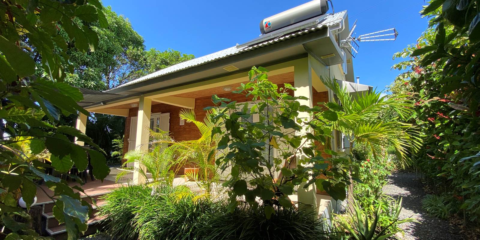 La maison vue du jardin
