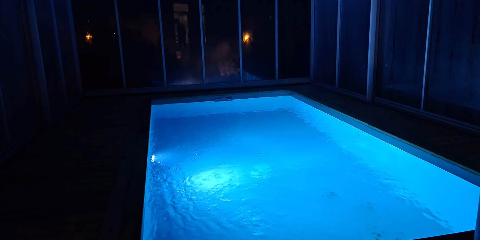 gite-le-lijaly-piscine-couvert-nuit-eclairee.jpg