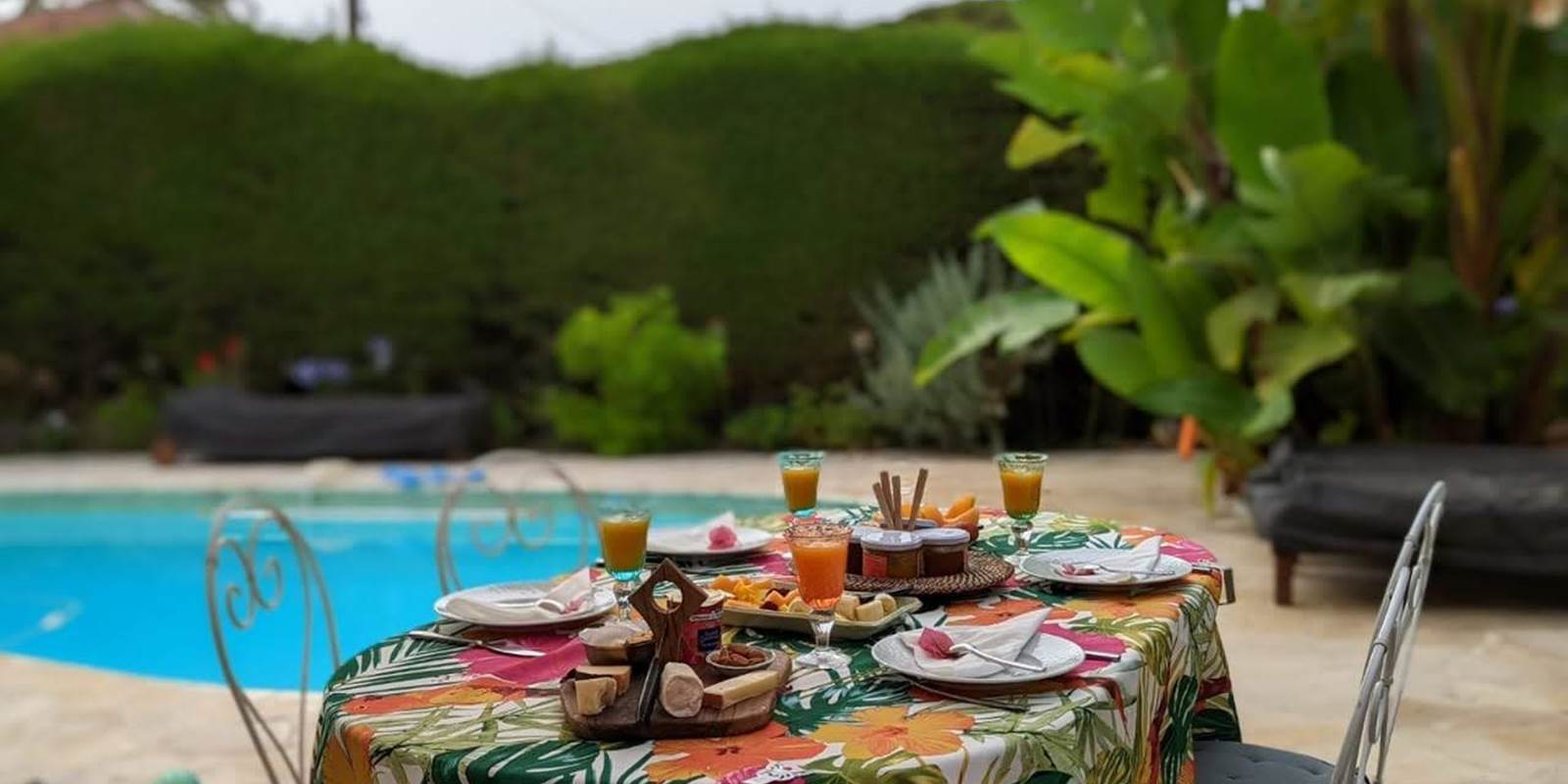 petit déjeuner devant la piscine
