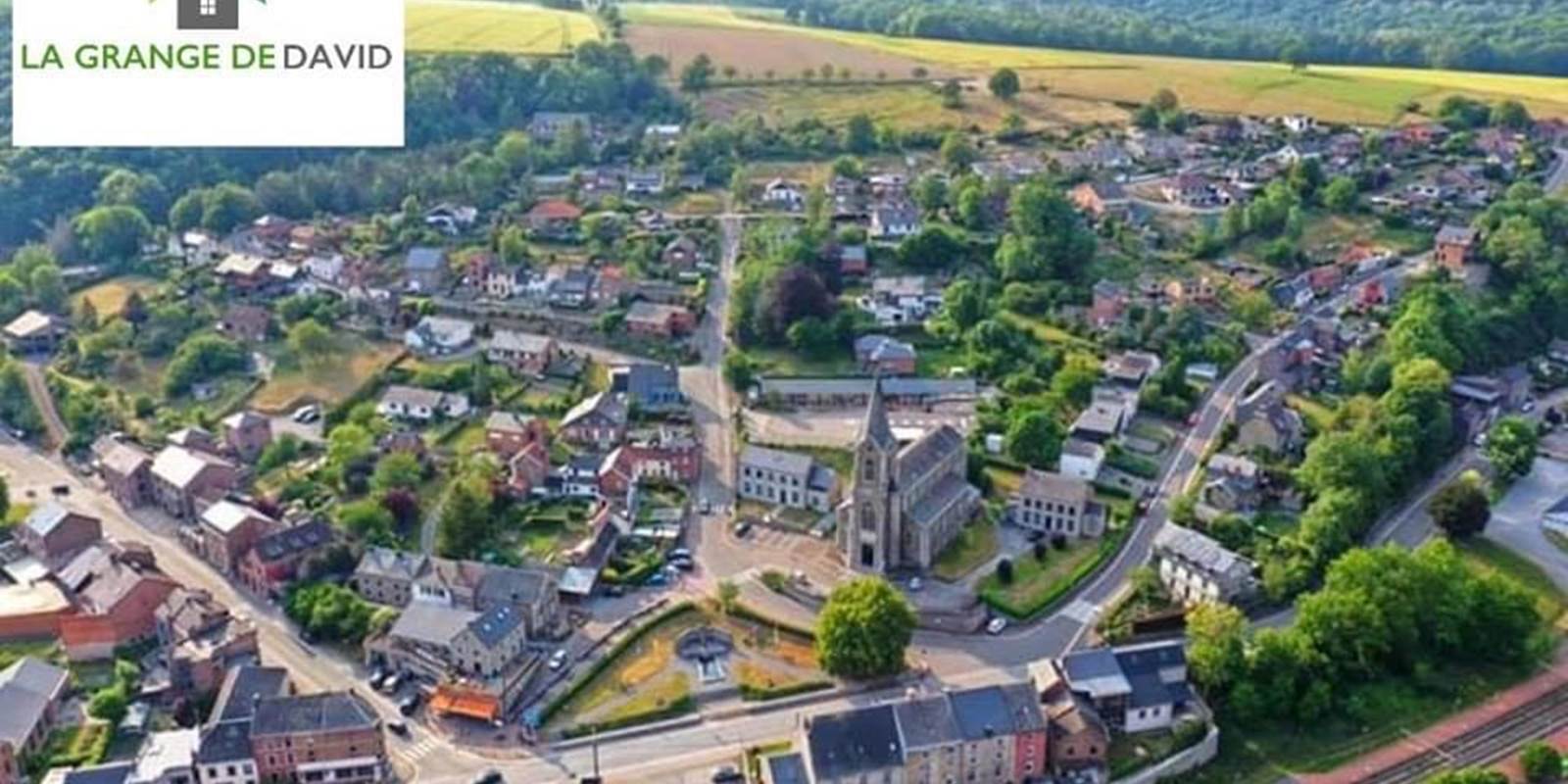 Vue aérienne de HAMOIR traversée par l'Ourthe dans laquelle se jette le Néblon