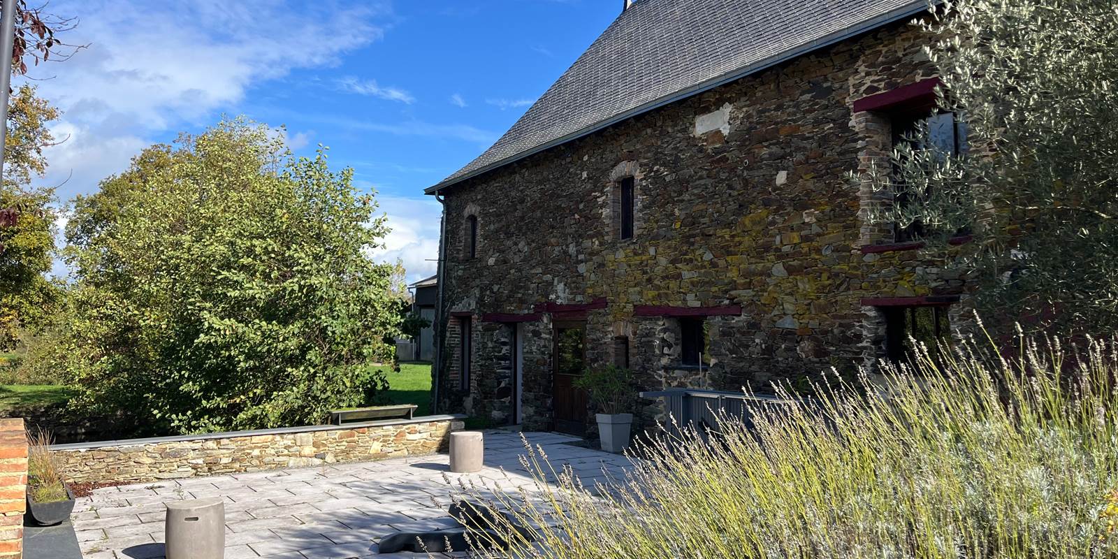 Domaine : grange rénovée pour piscine intérieure chauffée