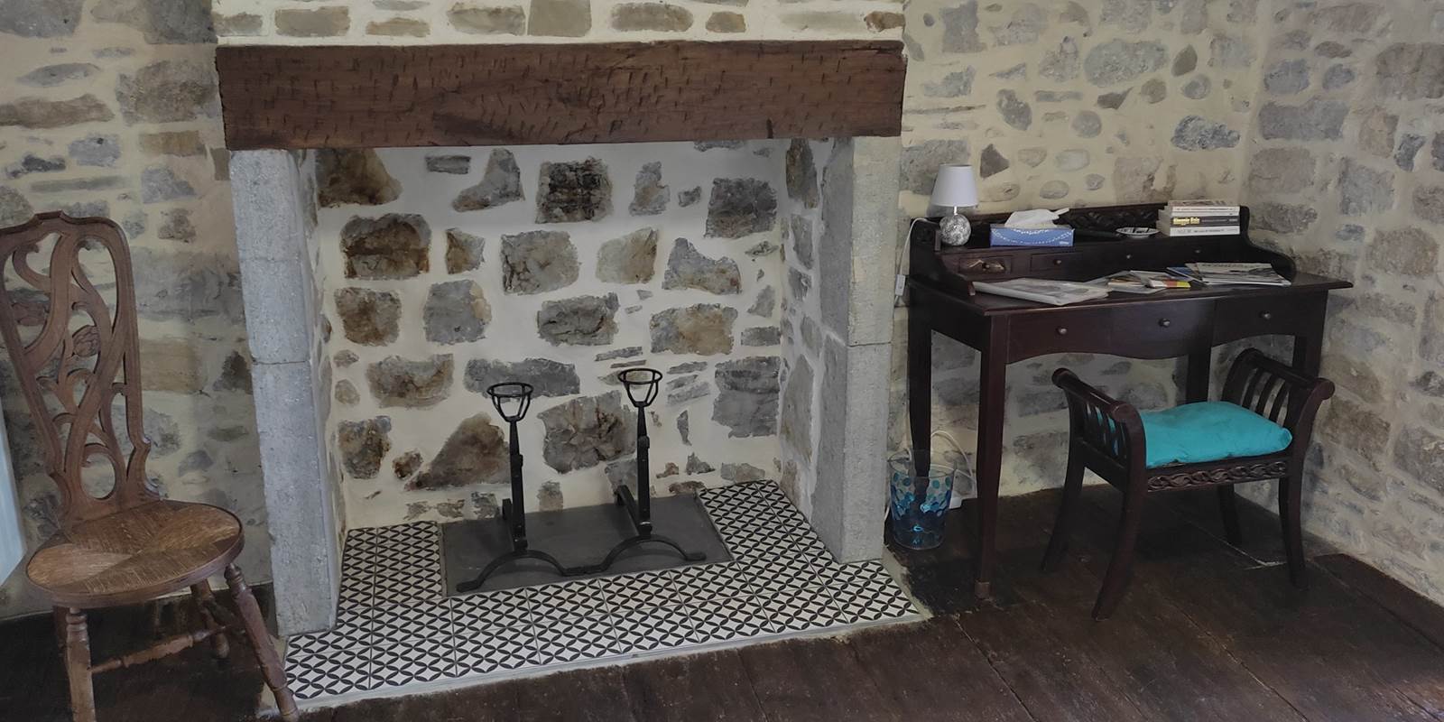 Suite Patrimoine - Authentique avec sa cheminée et son plancher d'époque