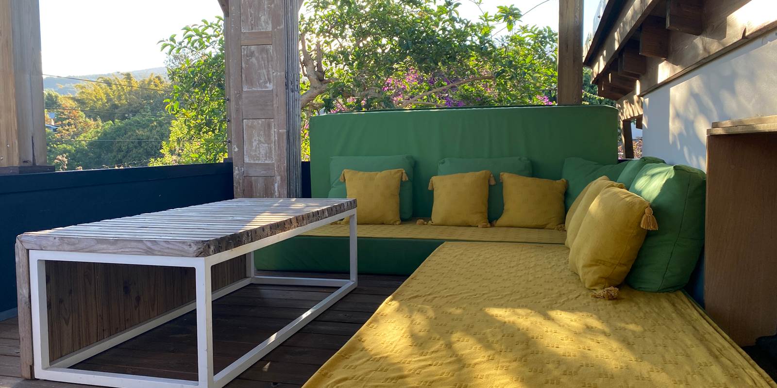 L'Orée du Maïdo - espace détente sur le toit terrasse avec vue sur la bambousaie et le Piton Maïdo