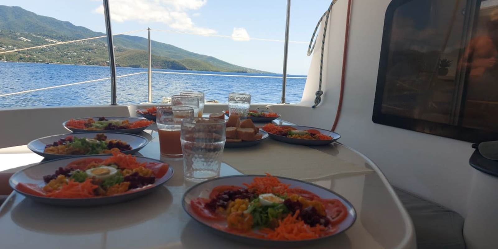 Repas à midi sur le catamaran