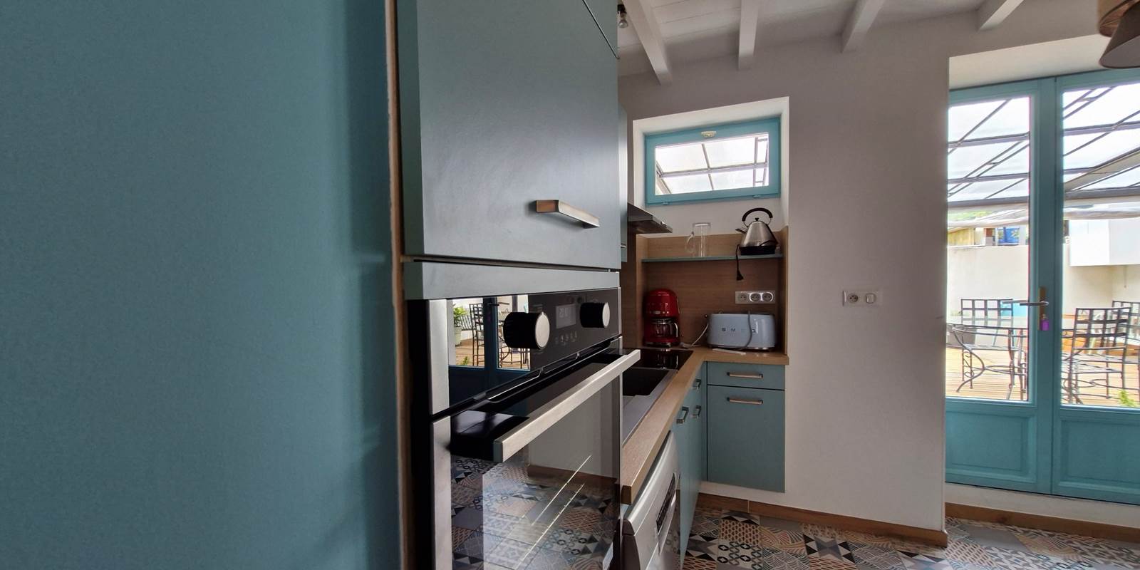 cuisine et porte fenêtre donnant sur véranda
