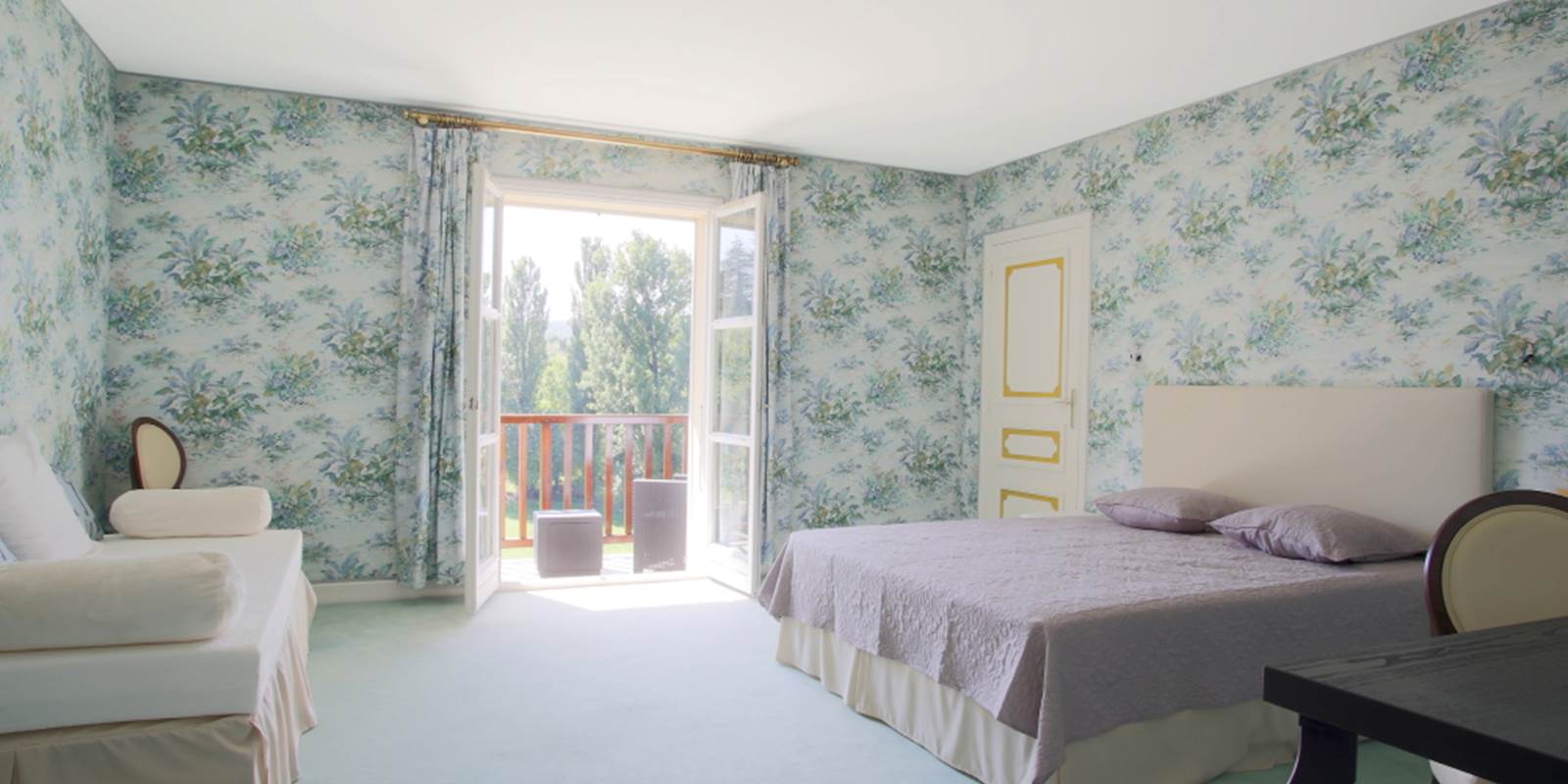 Chambre gîte 24 25 rez de chaussée avec balcon