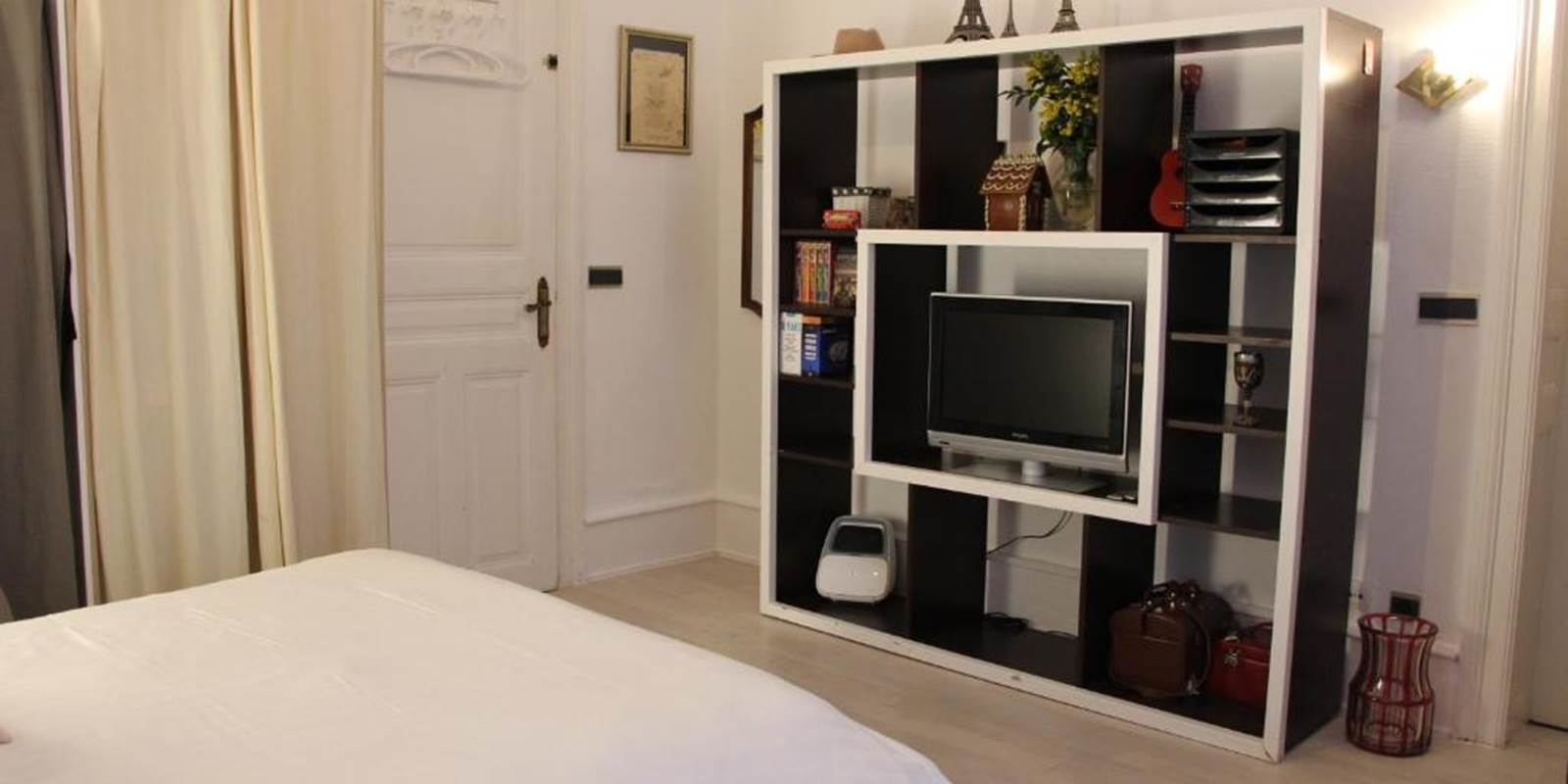 CHAMBRES-GUEBWILLER-Chambre-Double-avec-Salle-de-Bains-Privative-Séparée-2-personnes-Télévision