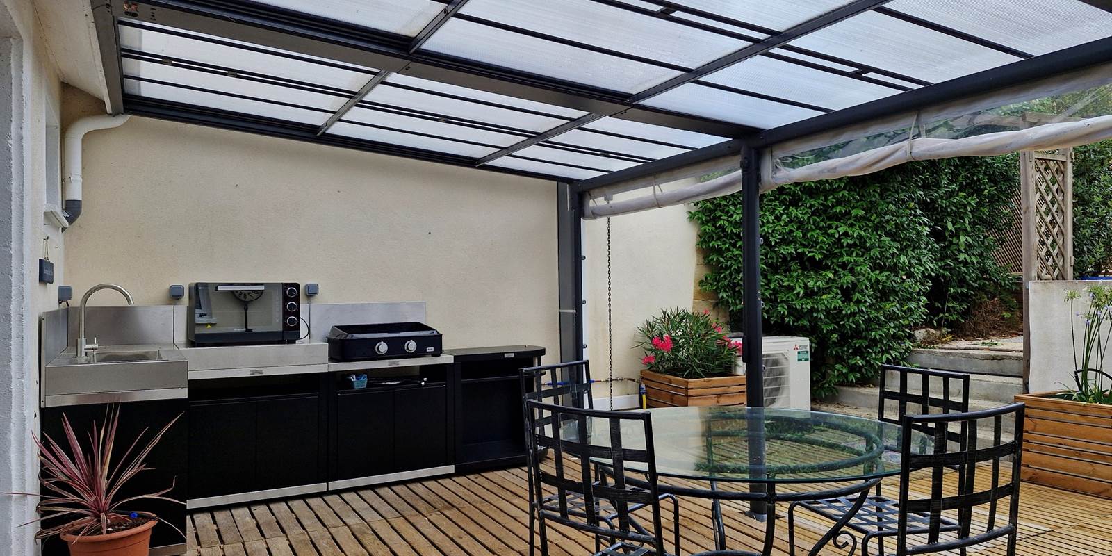 terrasse et cuisine extérieure