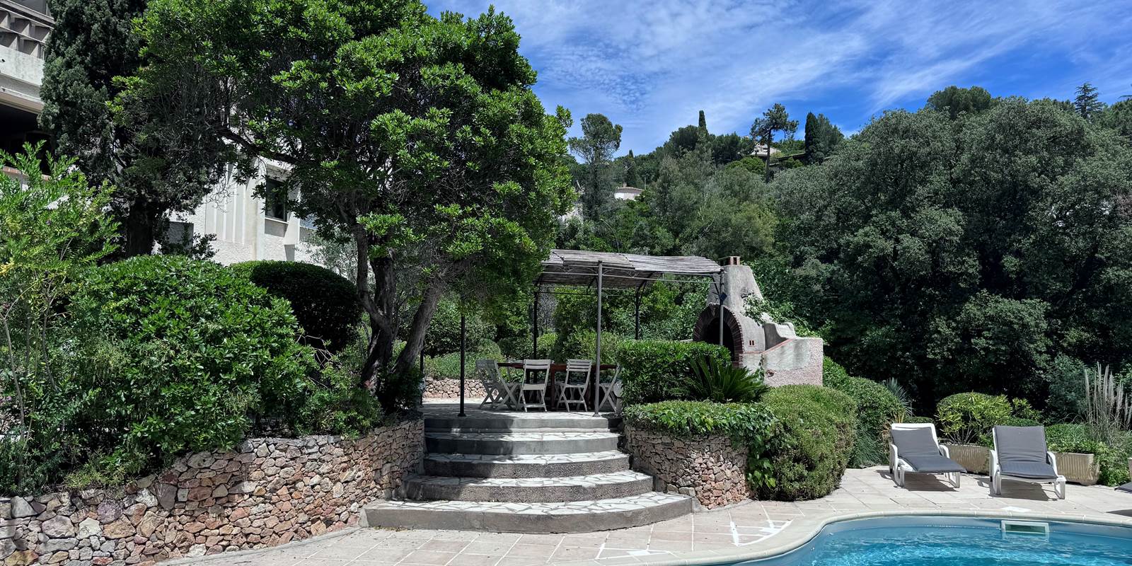 VILLA AGATHEA - LES ISSAMBRES - VUE DE LA PISCINE