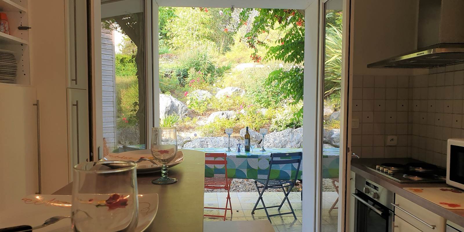 cuisine vue sur terrasse extérieure 2