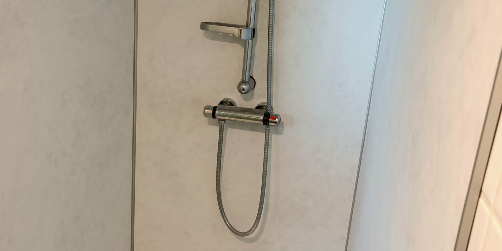 Salle d'eau n°2 et sa douche