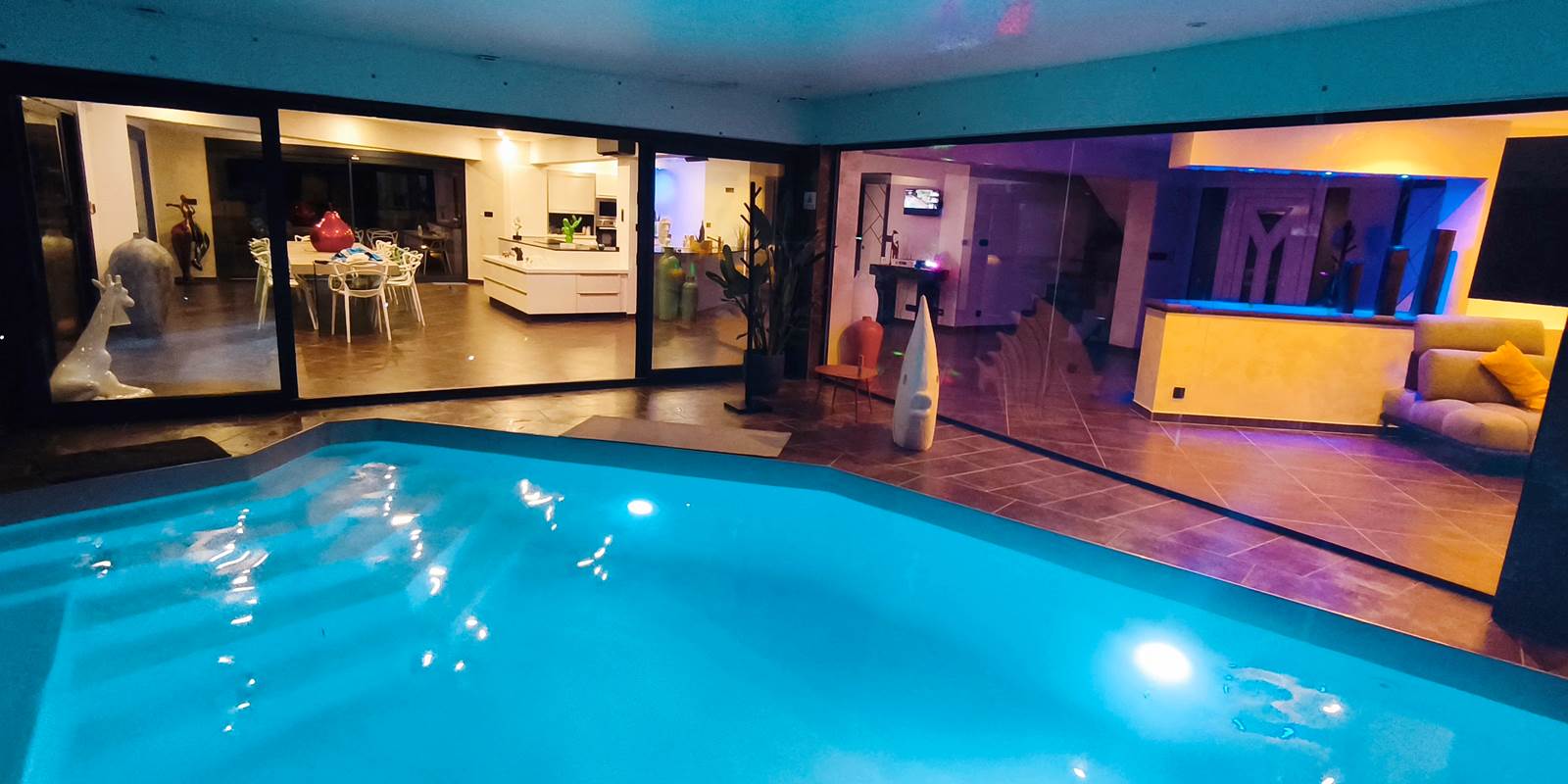 Piscine interieure chauffée ambiance nuit