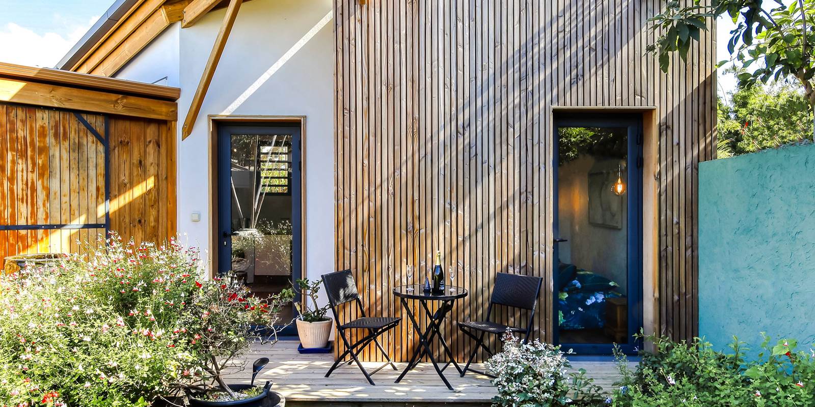 L'Orée du Maïdo - vue entrées séjour et chambre depuis le jardin