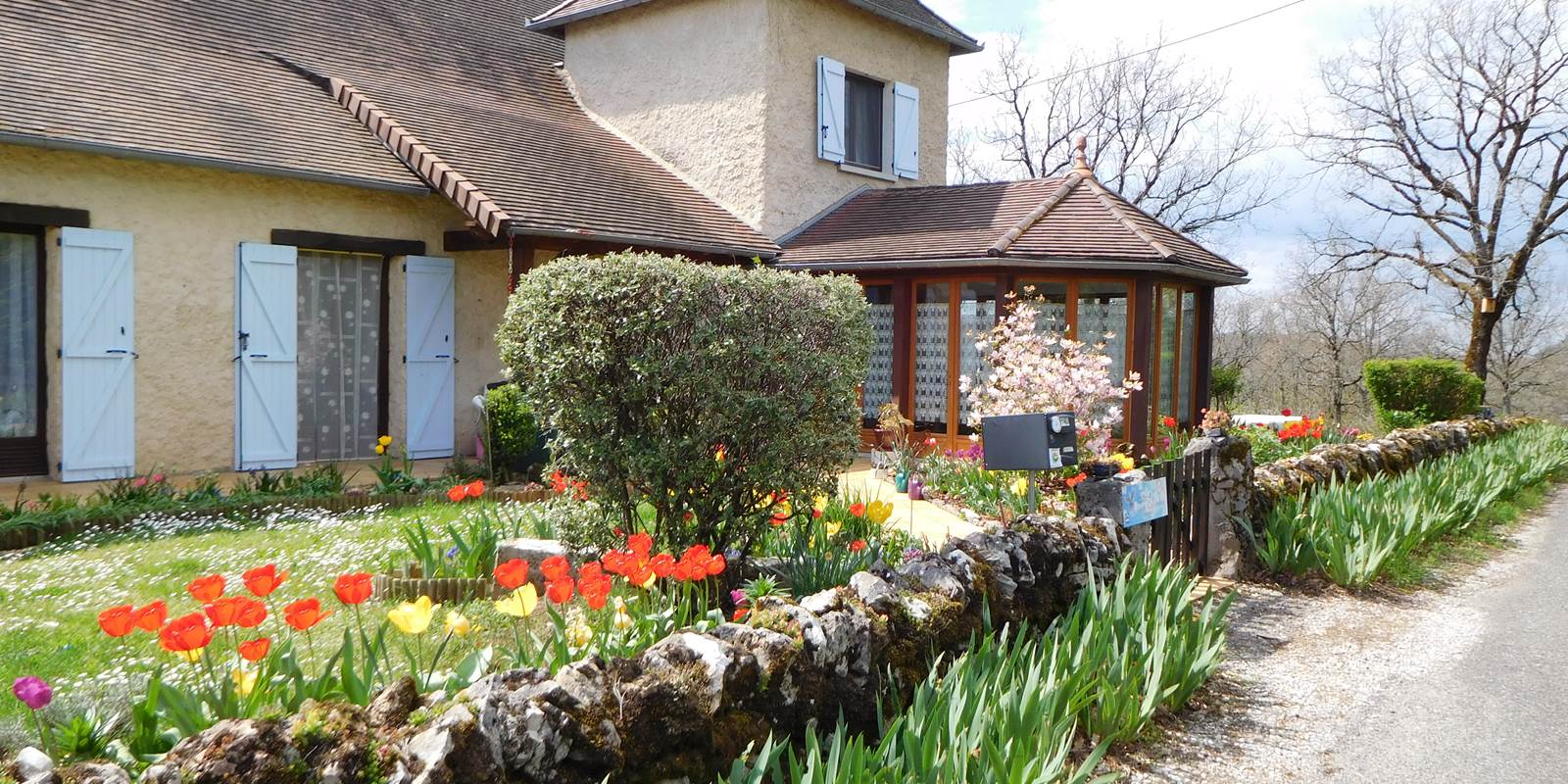 Nous serons heureux de vous recevoir dans notre maison familiale. Dans un style Quercynois, entourée de fleurs et dans un environnement très calme ; Vous passerez un séjour fort agréable