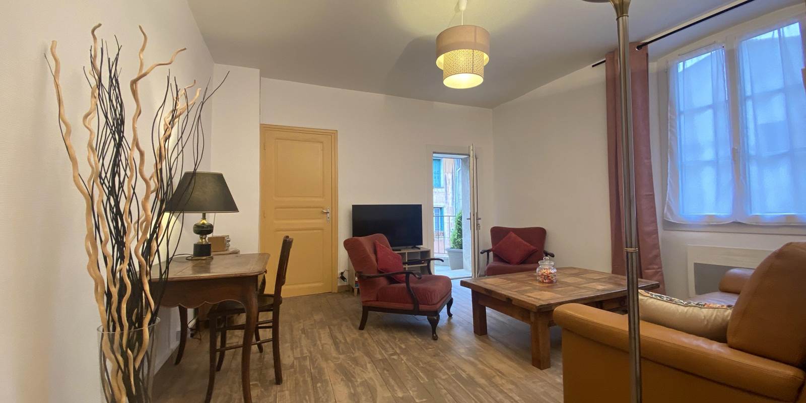 salon avec espace bureau et tv maison St Jacques