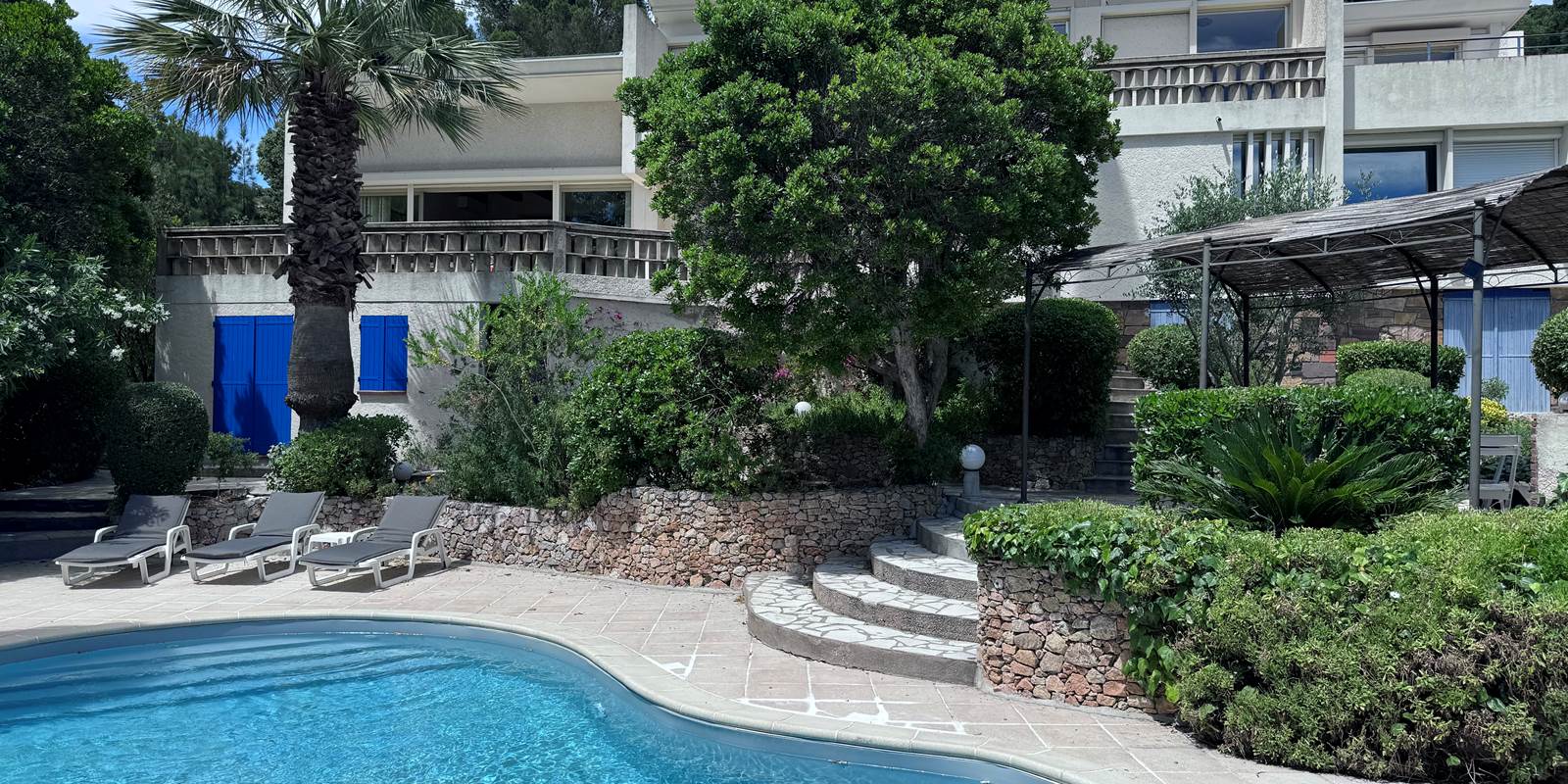 VILLA AGATHEA - LES ISSAMBRES - VUE DE LA PISCINE