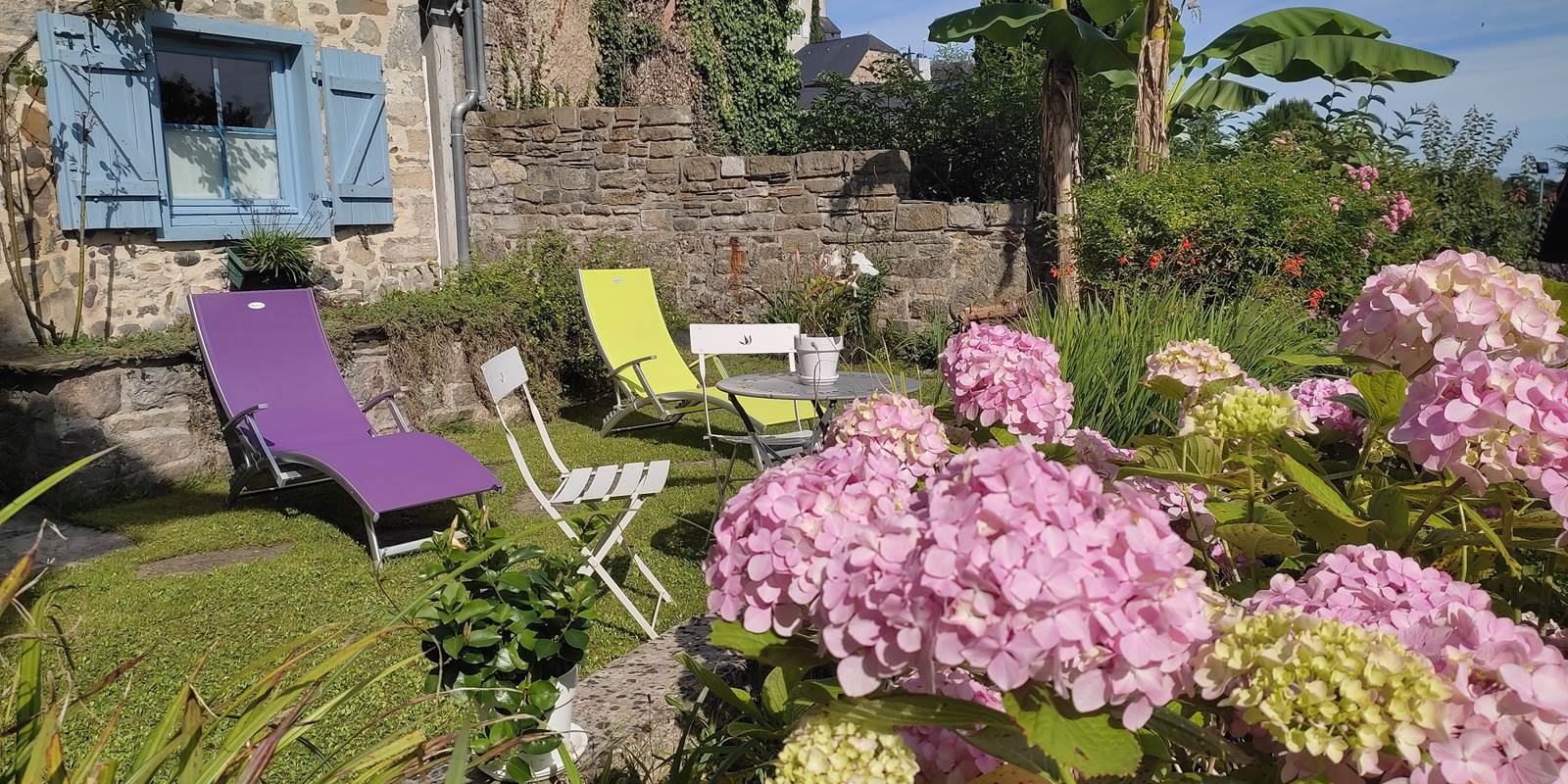 Quiétude au milieu des fleurs au 1er étage du jardin