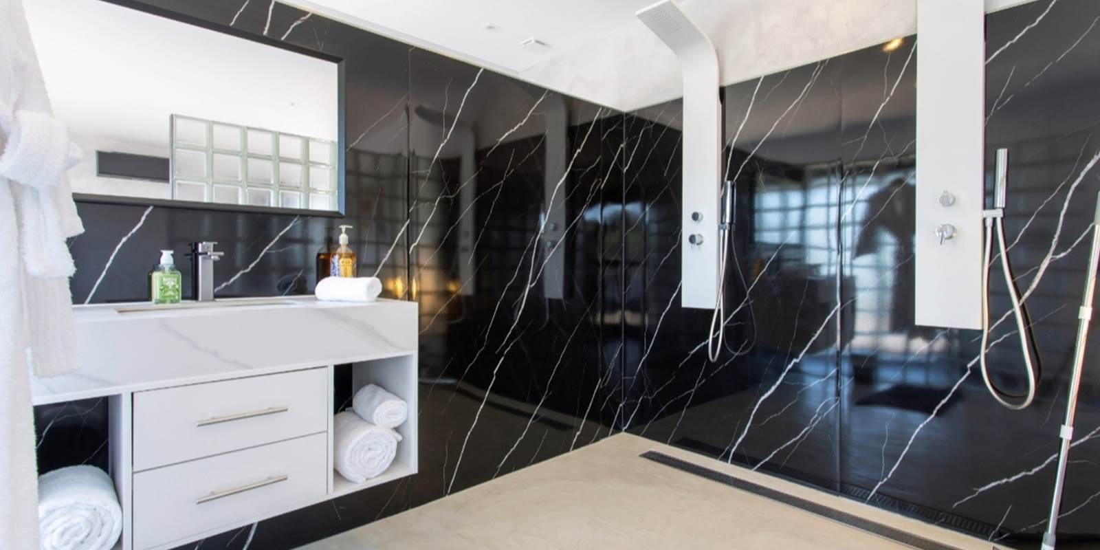 Double douche - Master Suite Contempory
