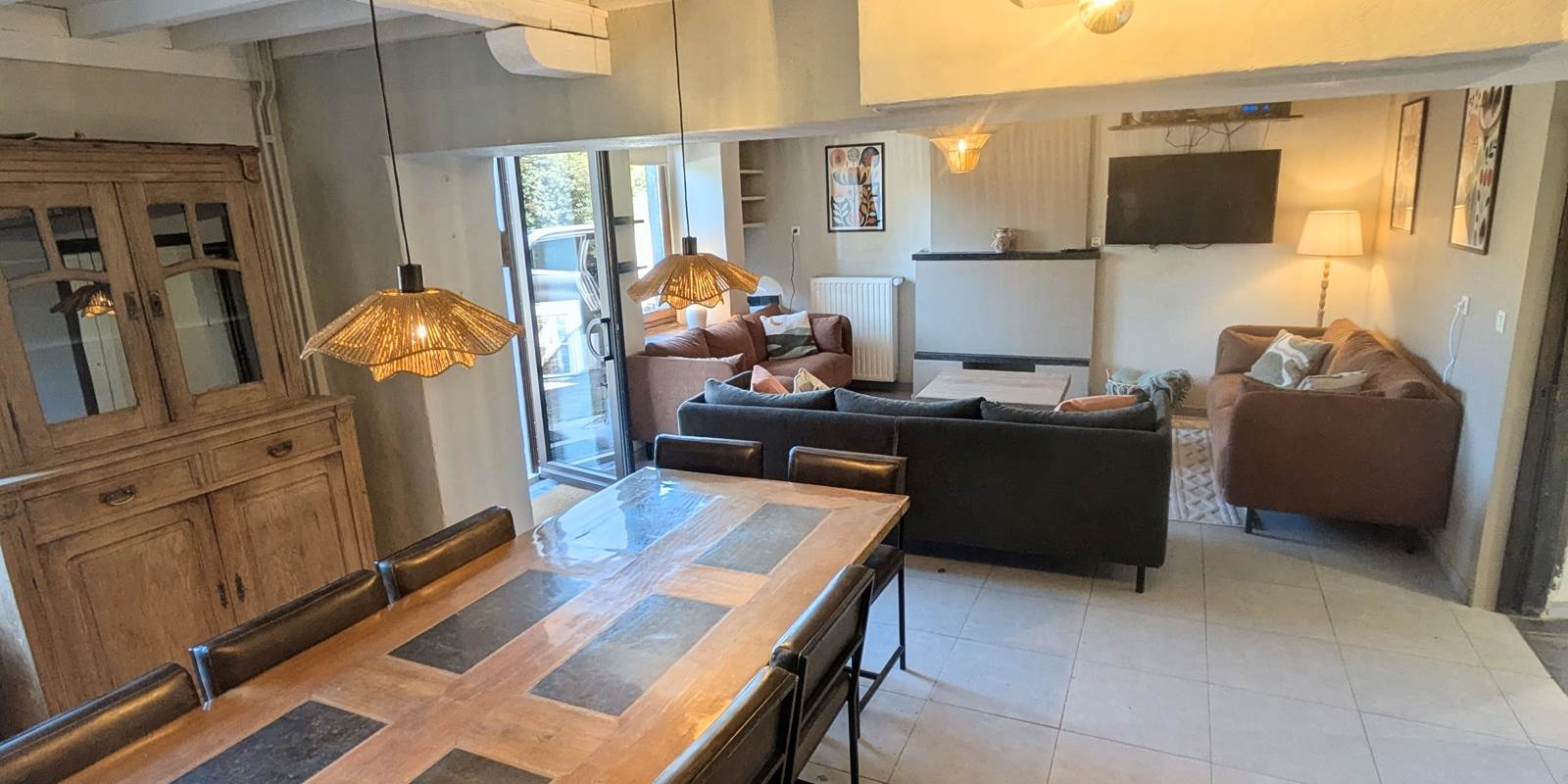 alt="Espace repas lumineux et convivial du gîte familial pour grandes tablées et séjours en groupe en Belgique"