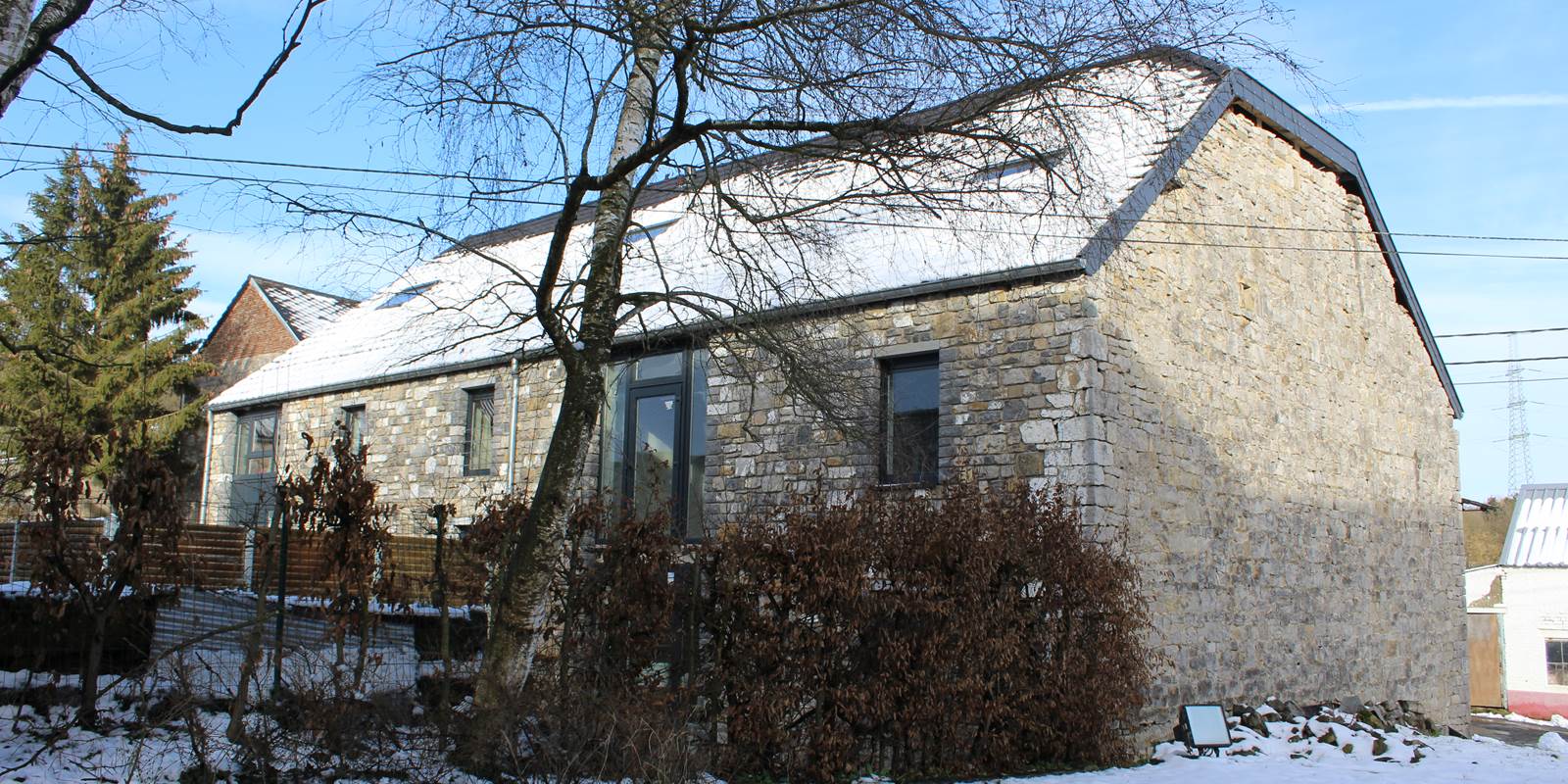 L'arrière vu de la pelouse de l'église classée qui jouxte les gîtes