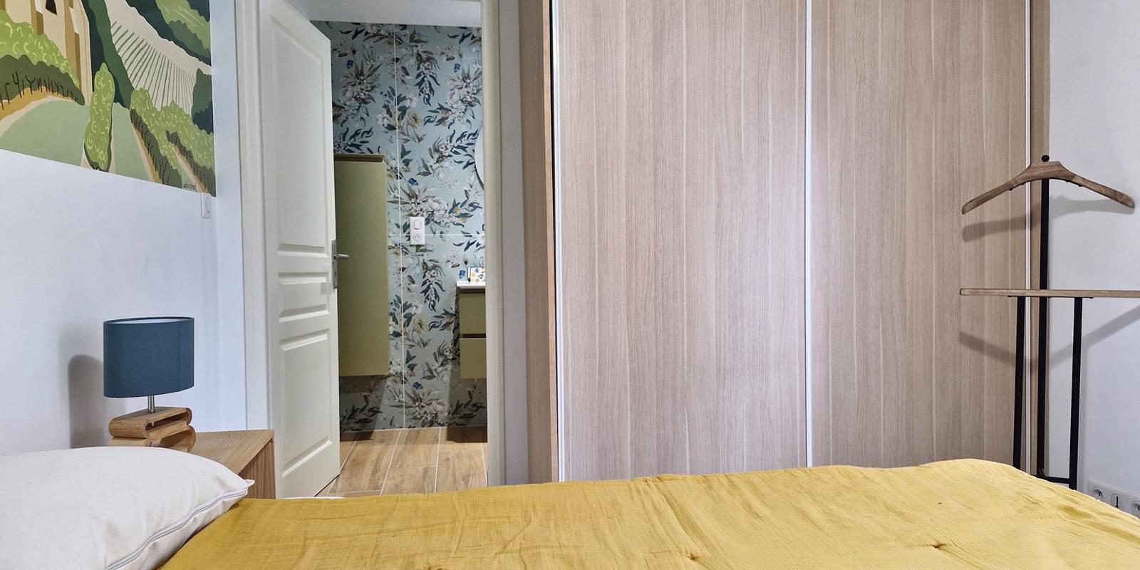chambre vue salle d'eau