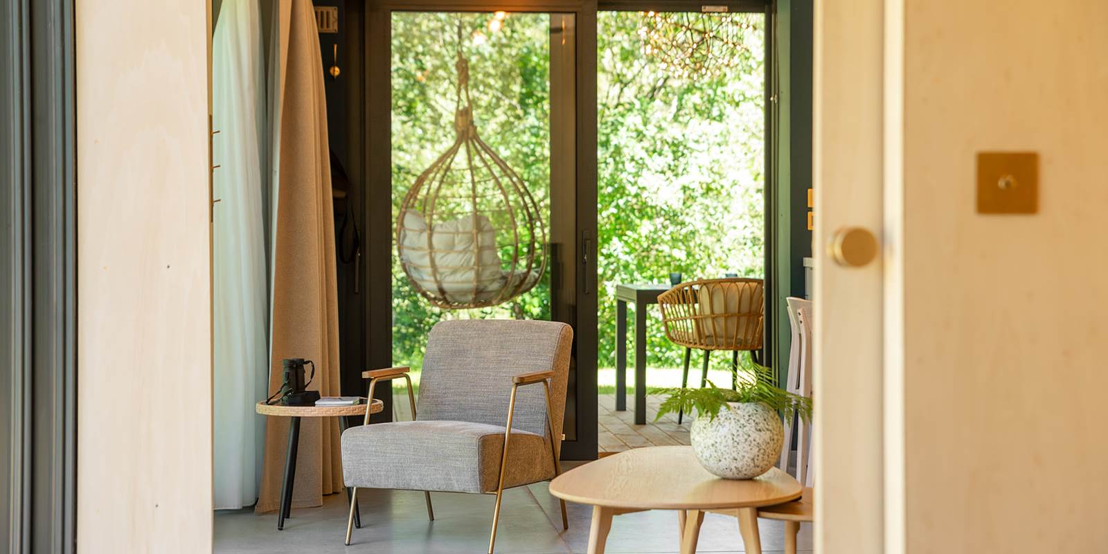 Pièce de vie lumineuse avec vue sur la nature