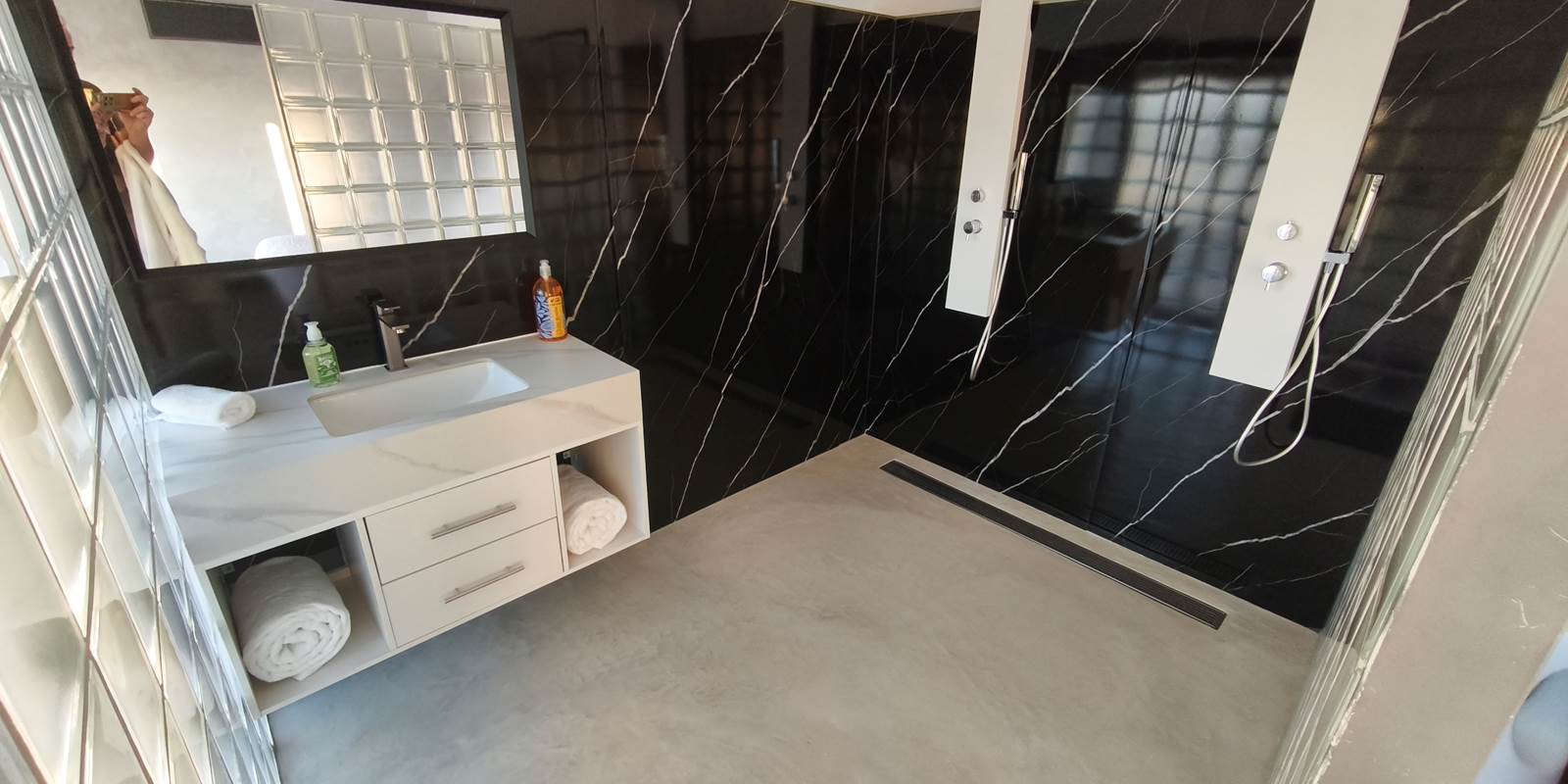 Double douche moderne- Master Suite "Contempory"