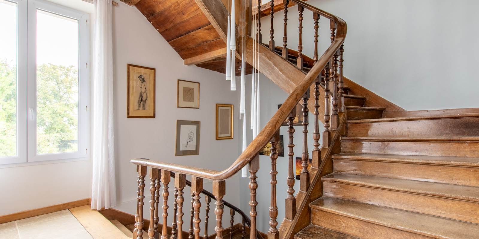 Manoir : accès aux chambres d'hôtes via ce superbe escalier