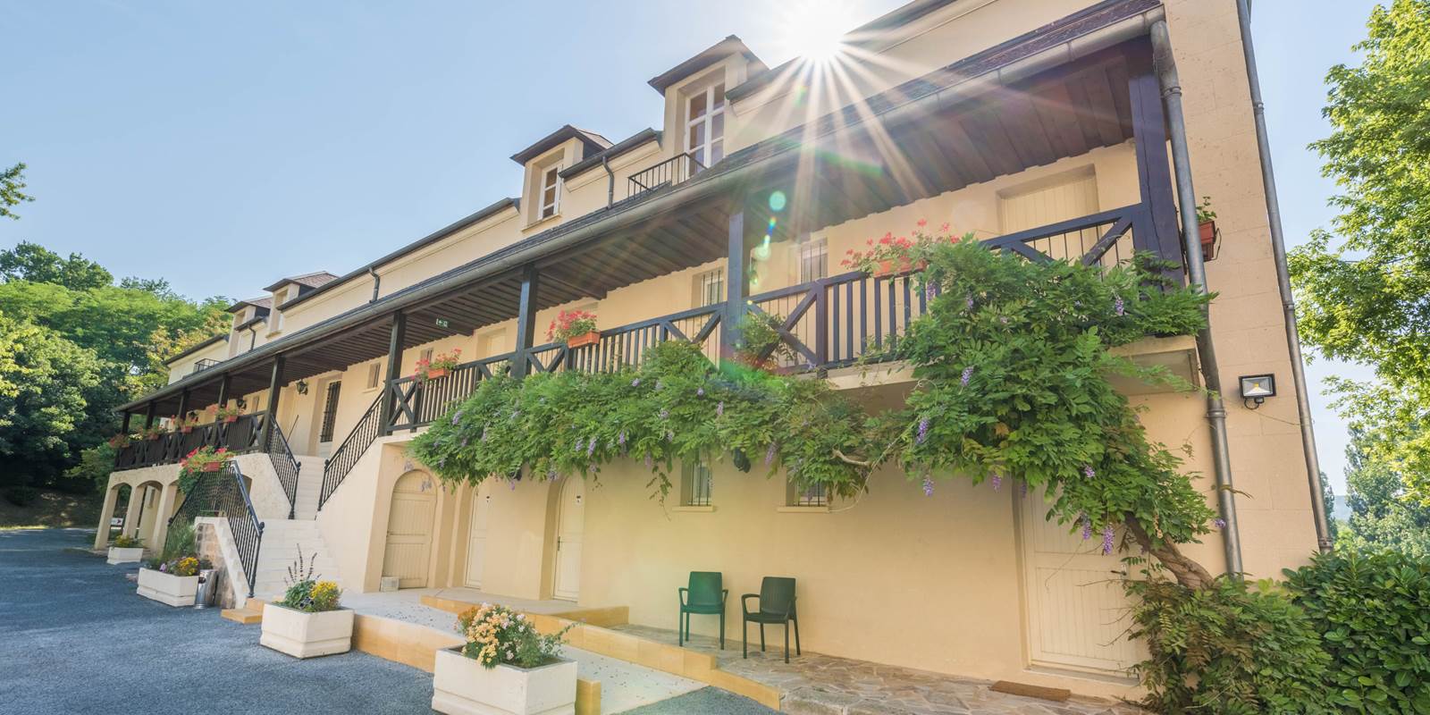 Gentilhommière façade principale - accès gîtes et chambres