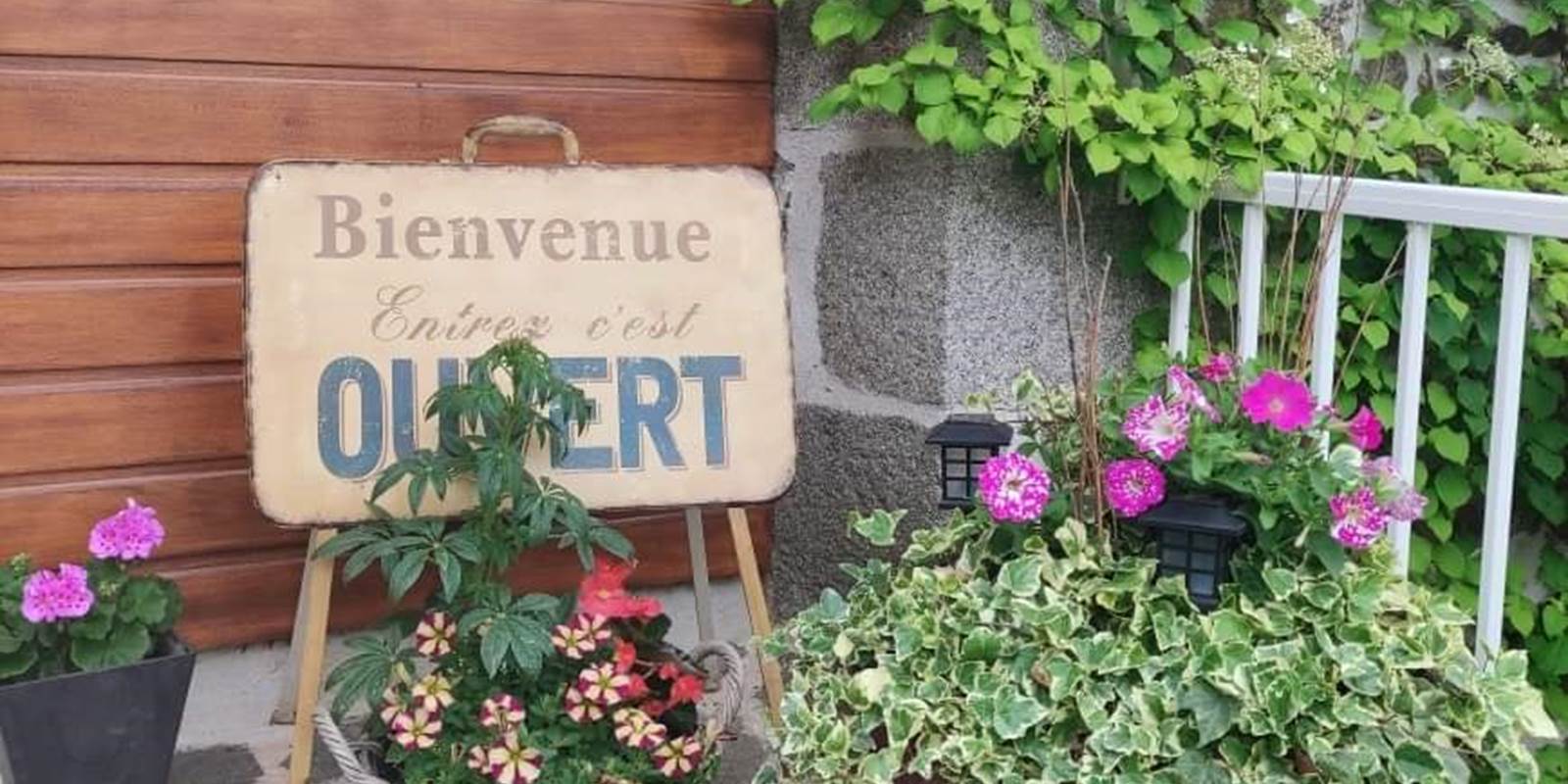 chambreshotes-fleurissement-entrée-été-hautecorrèze