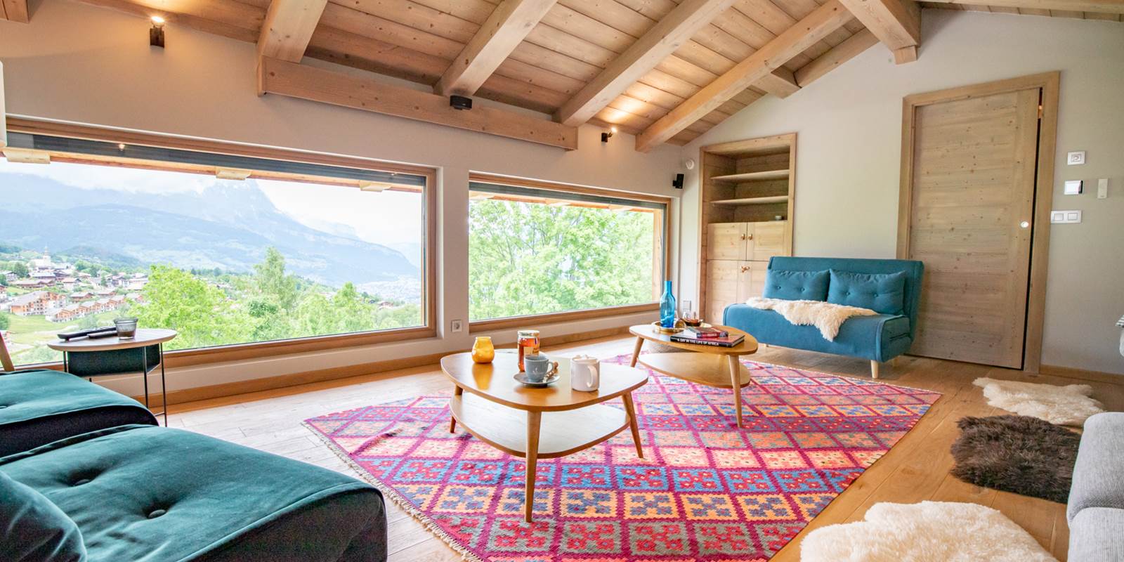 Salon TV avec home cinéma, terrasse et couchage pour 2 personnes