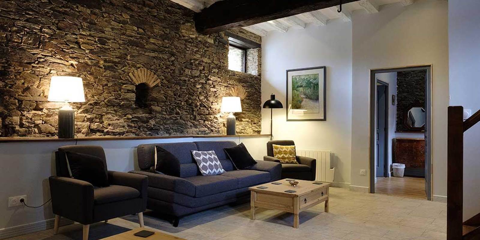 Bramley : salon cosy déco chic vue accès chambre PMR